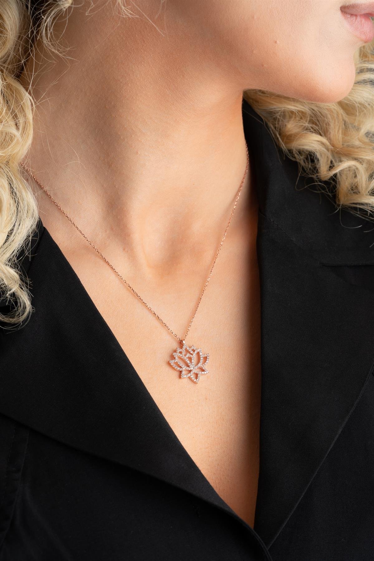 925 Ayar Gümüş Zirkon Taşlı Rose Kaplama Lotu Çiçeği Tasarım Kolye