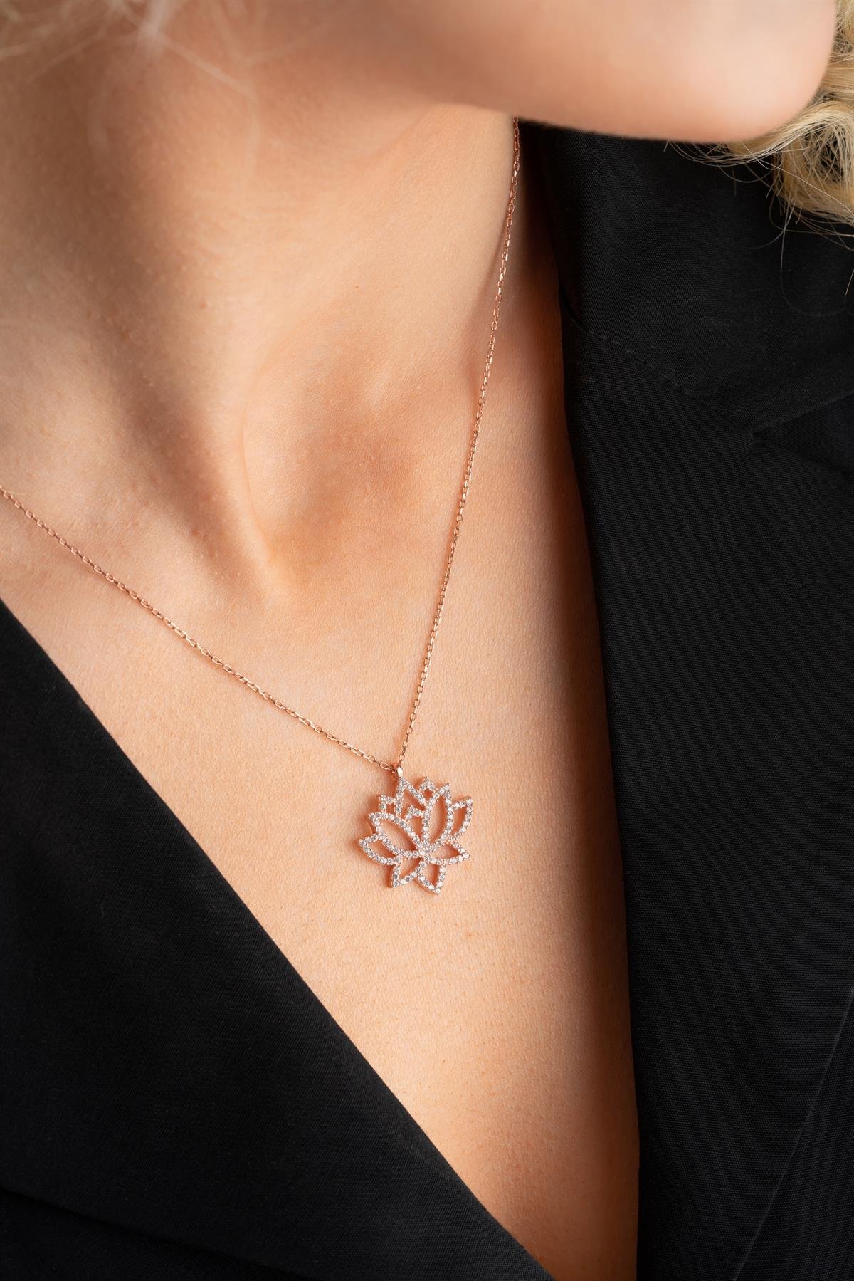 925 Ayar Gümüş Zirkon Taşlı Rose Kaplama Lotu Çiçeği Tasarım Kolye