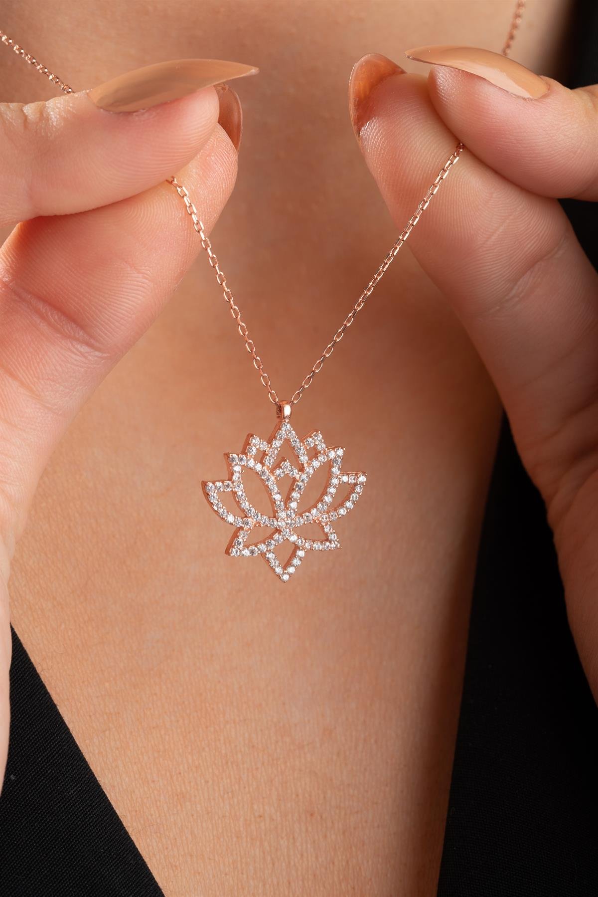 925 Ayar Gümüş Zirkon Taşlı Rose Kaplama Lotu Çiçeği Tasarım Kolye