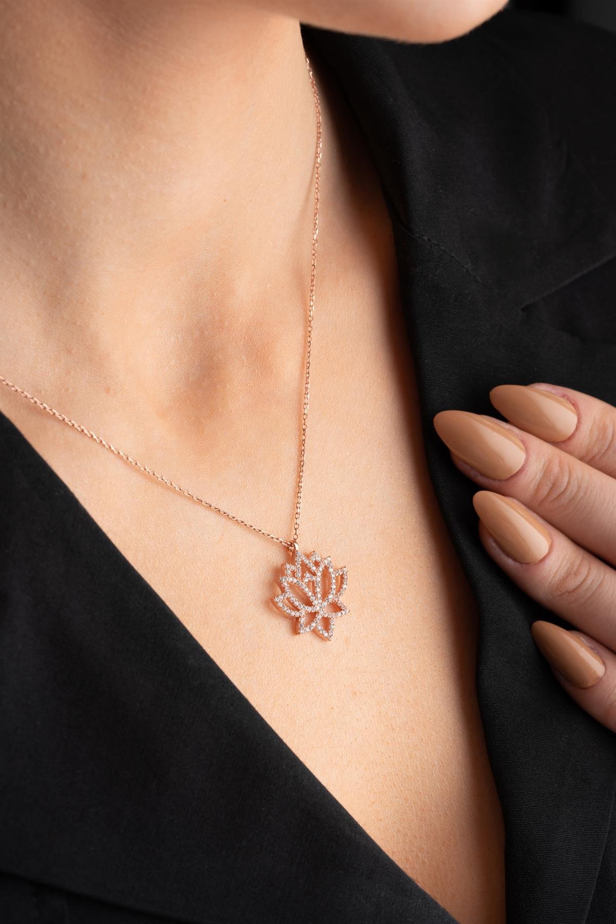 925 Ayar Gümüş Zirkon Taşlı Rose Kaplama Lotu Çiçeği Tasarım Kolye