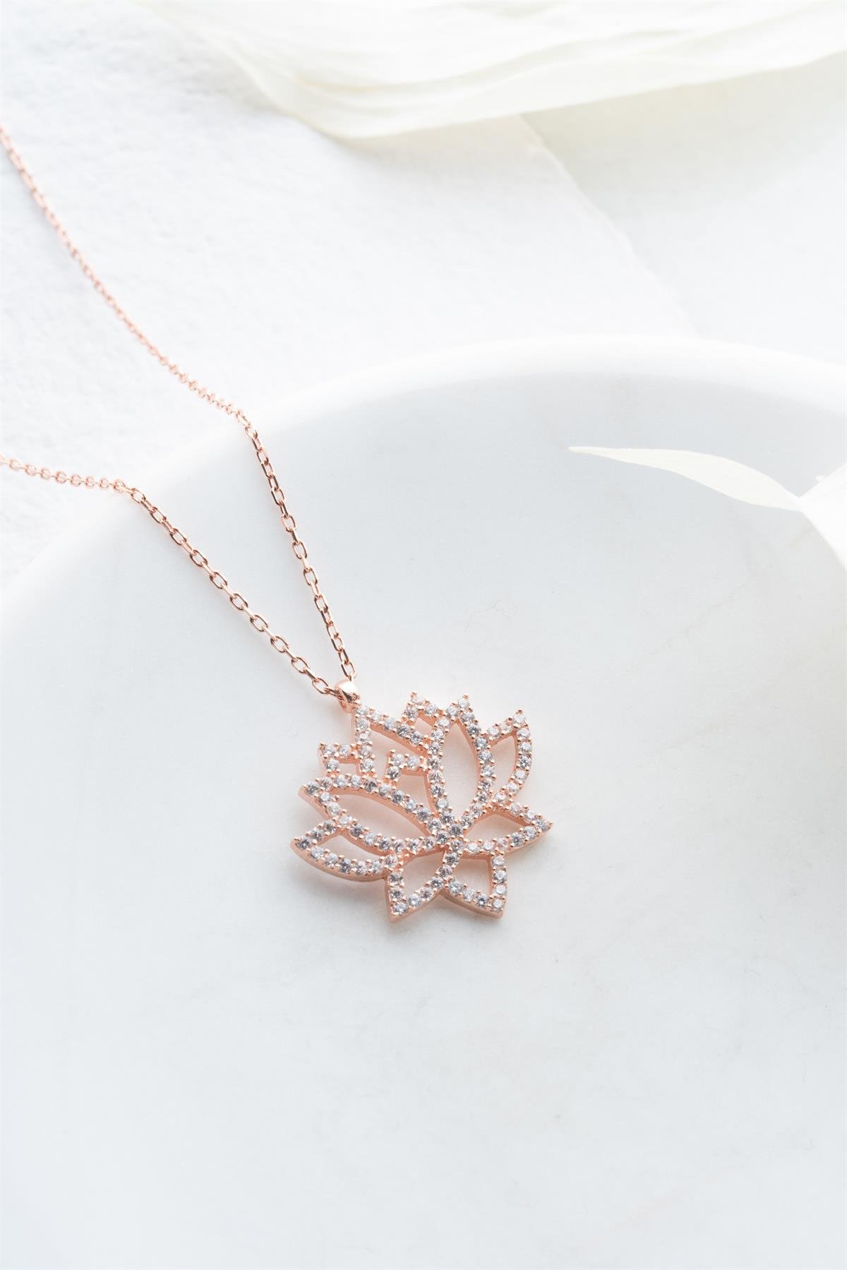 925 Ayar Gümüş Zirkon Taşlı Rose Kaplama Lotu Çiçeği Tasarım Kolye