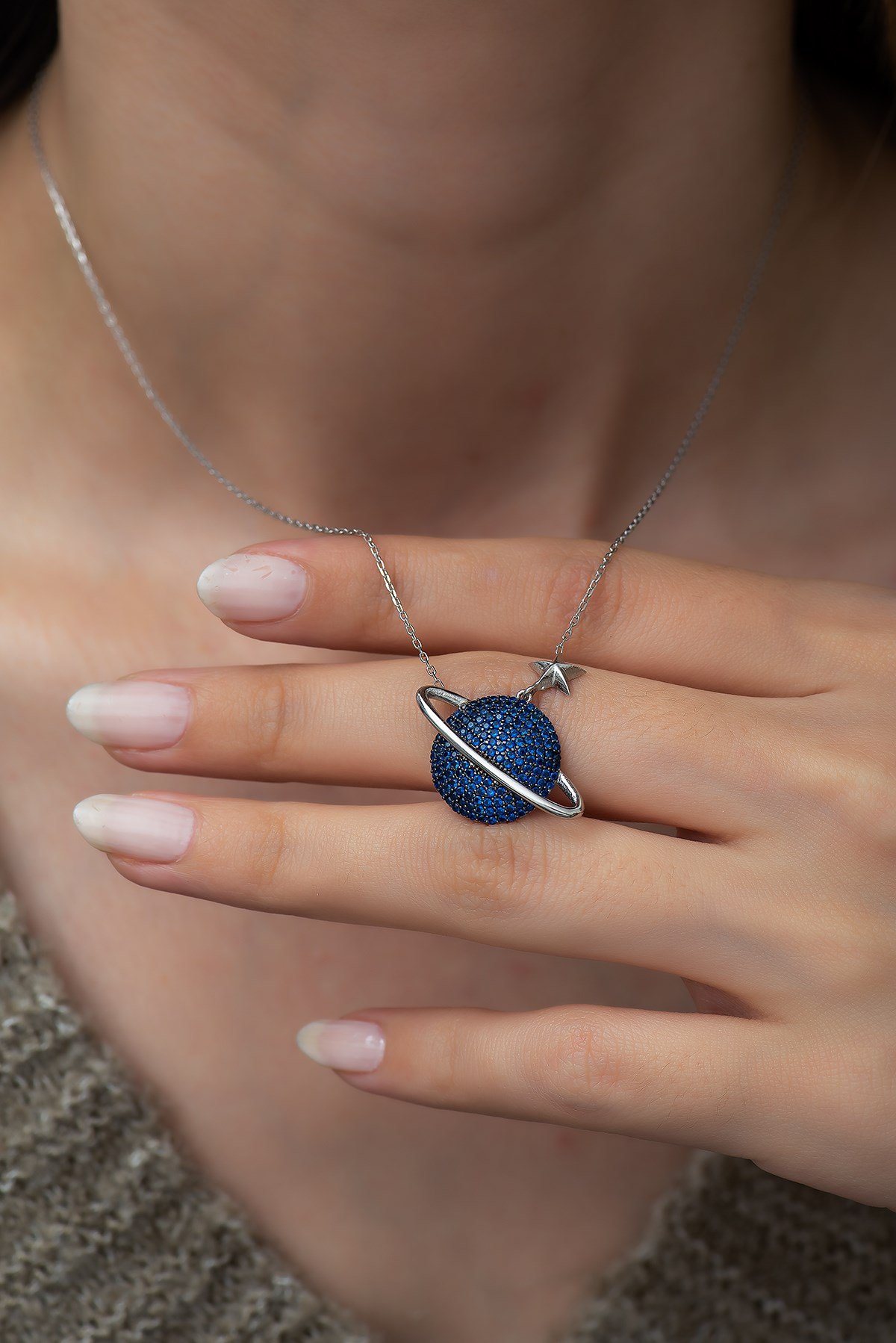 925 Ayar Lacivert Taşlı Gezegen Kadın Gümüş Kolye