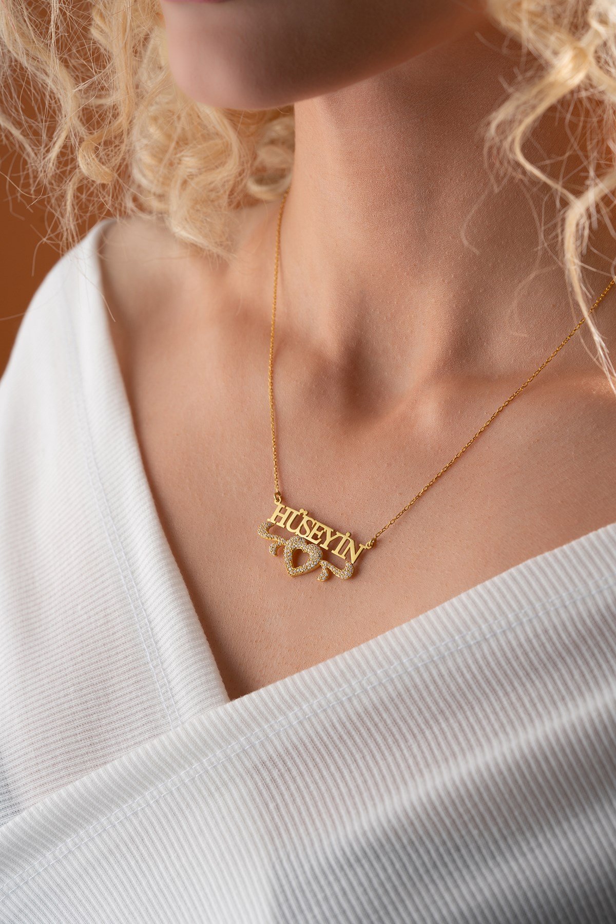 Kişiye Özel İsimli Kanatlı Kalp Detaylı Kolye