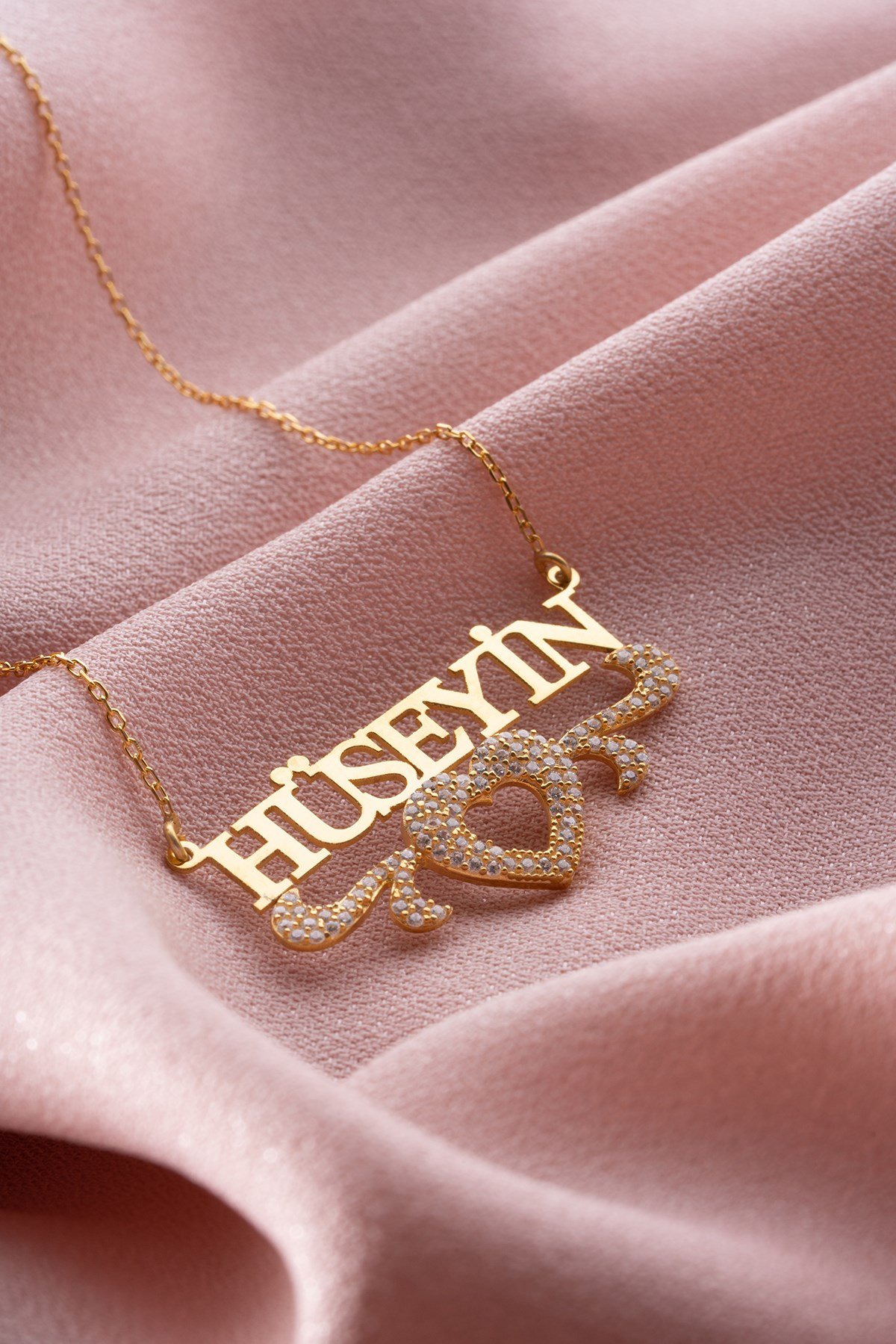 Kişiye Özel İsimli Kanatlı Kalp Detaylı Kolye