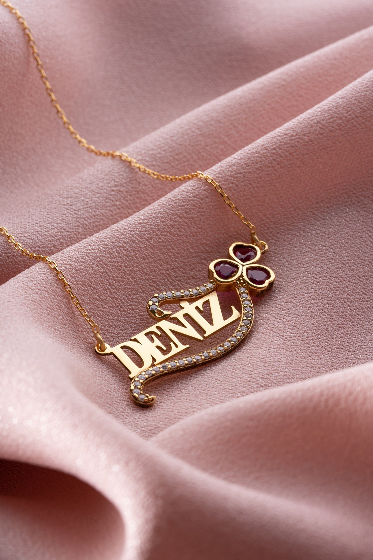 Kişiye Özel İsimli Kırmızı Kalp Detaylı Kolye