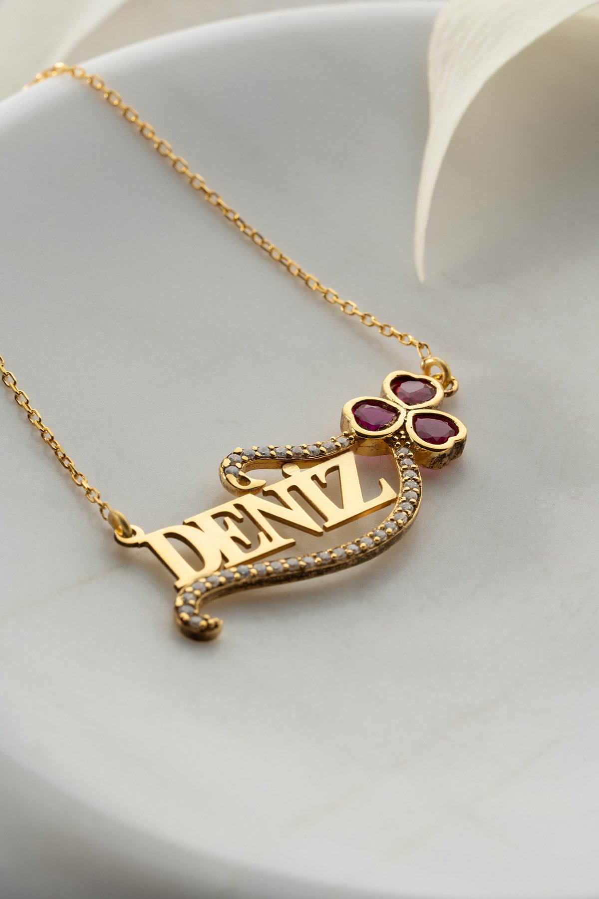 Kişiye Özel İsimli Kırmızı Kalp Detaylı Kolye