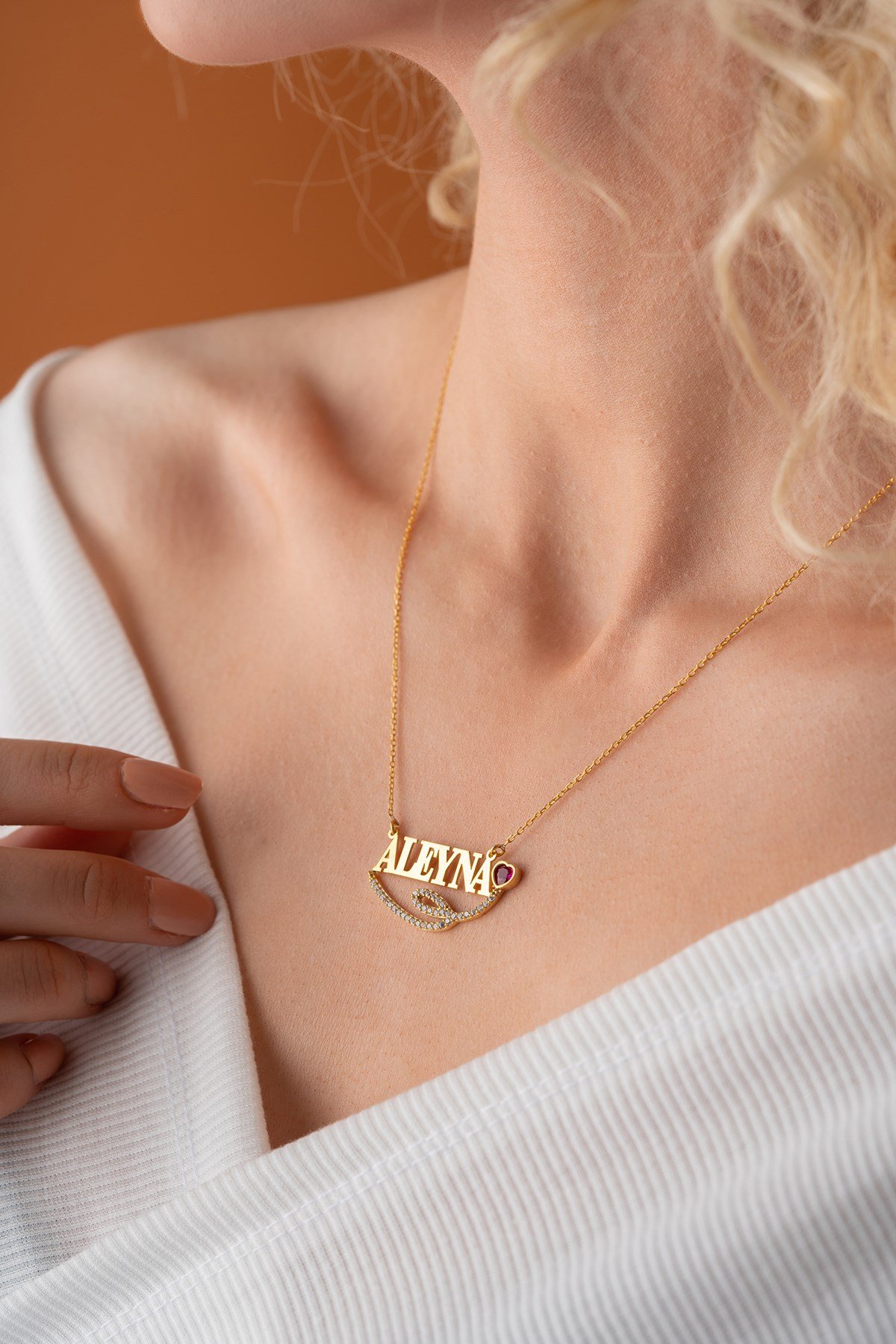 Kişiye Özel İsimli Zirkon Taşlı Kırmızı Kalp Detaylı Kolye