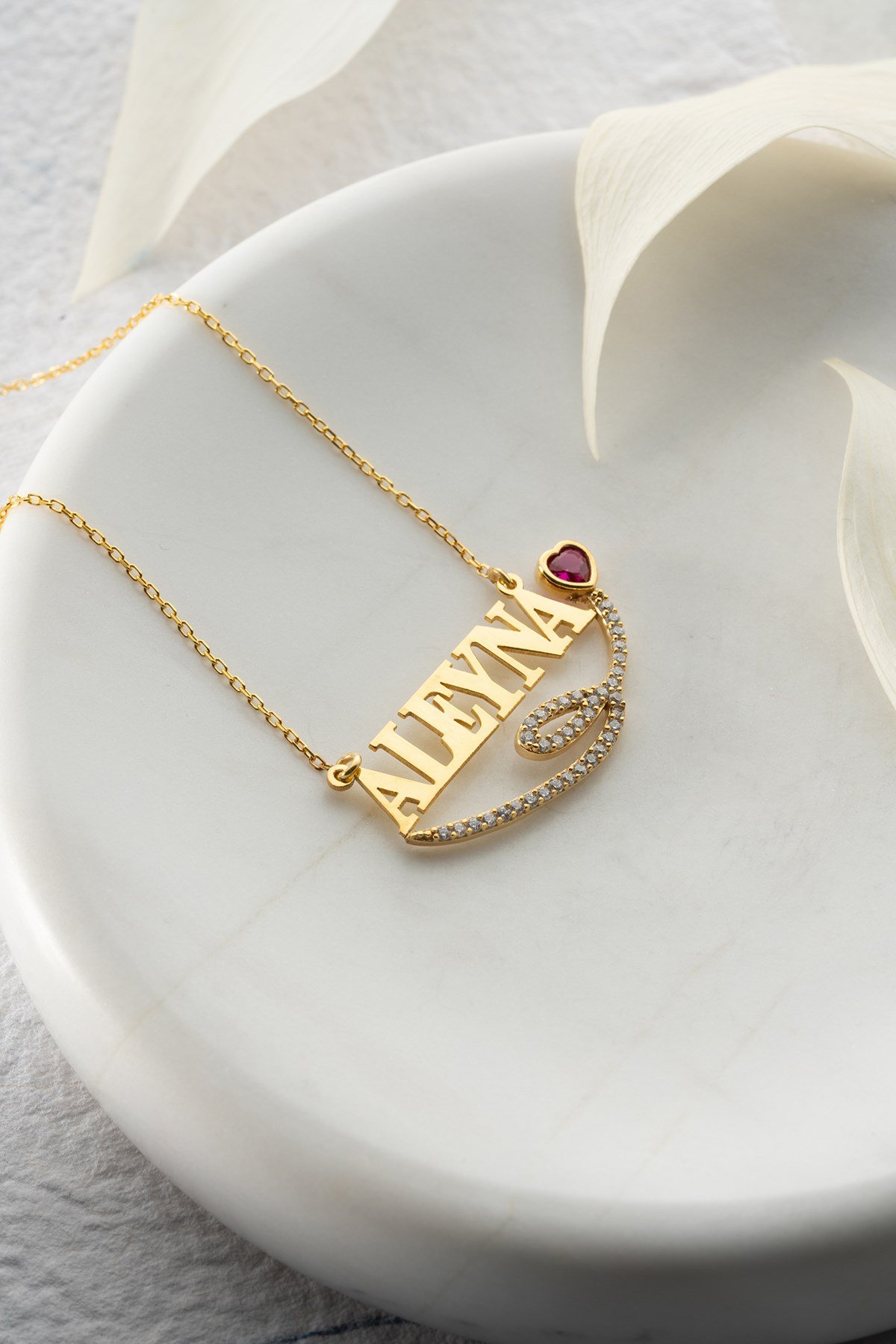 Kişiye Özel İsimli Zirkon Taşlı Kırmızı Kalp Detaylı Kolye