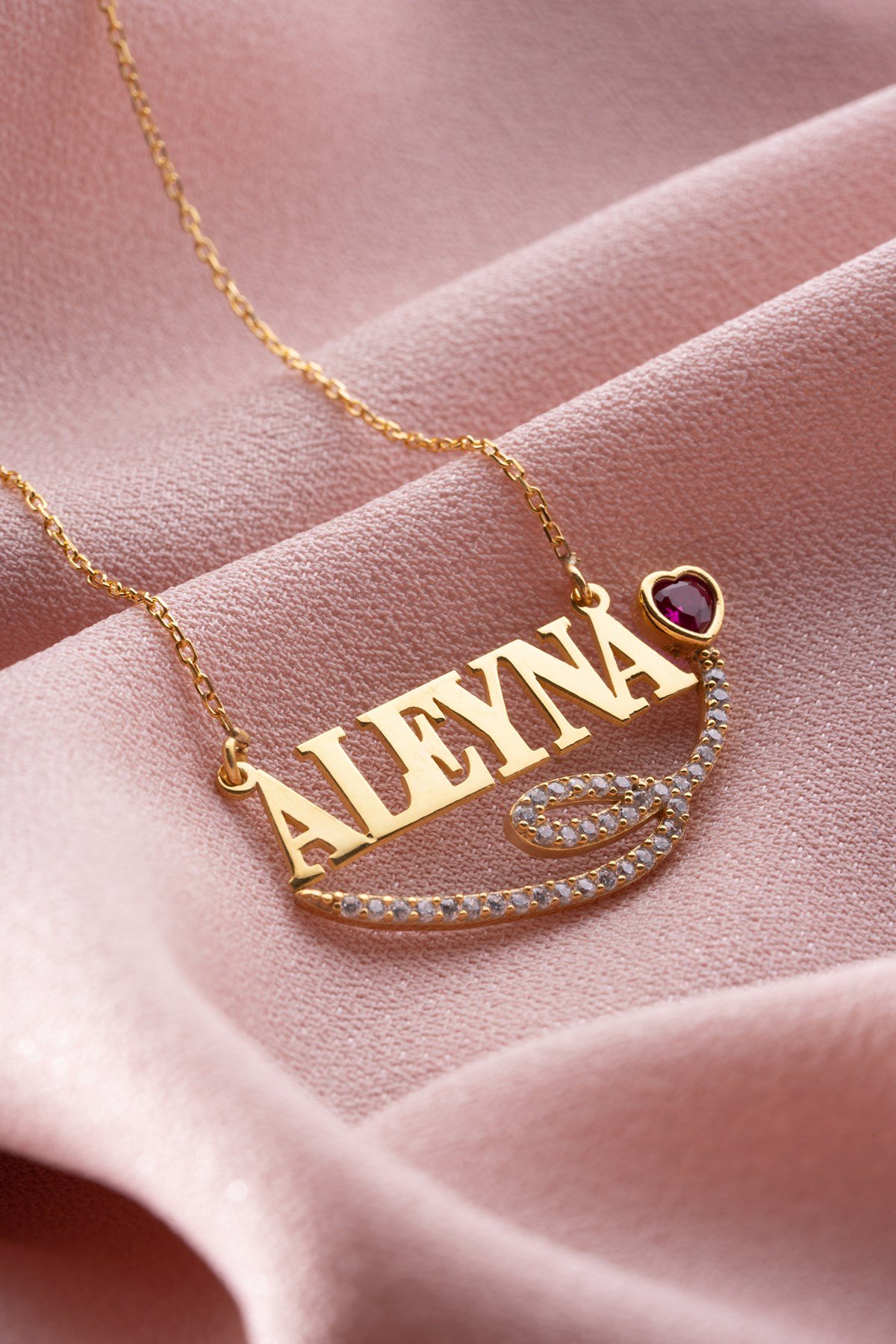 Kişiye Özel İsimli Zirkon Taşlı Kırmızı Kalp Detaylı Kolye