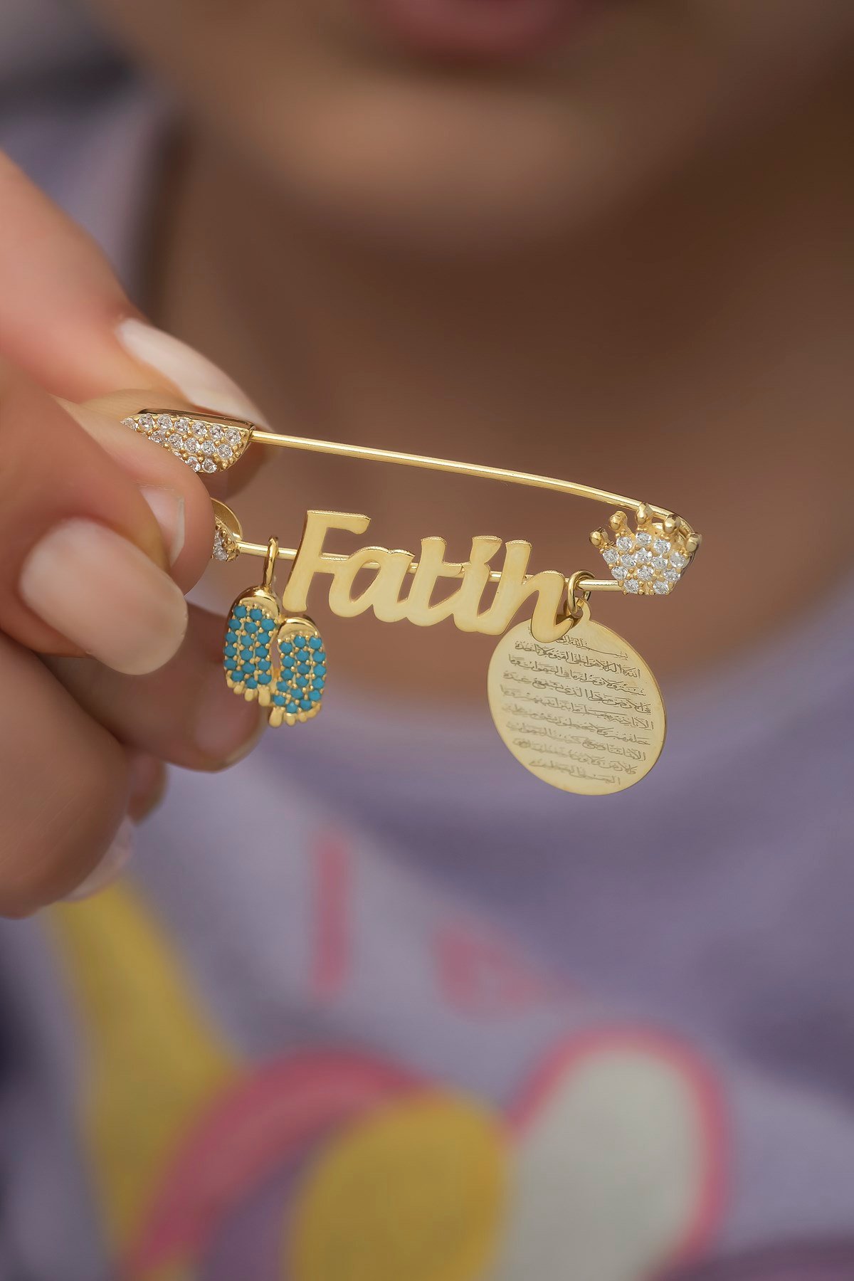 Kişiye Özel Mavi Ayak Ayetel Kürsi İsimli Büyük Boy Gümüş Çengelli İğne