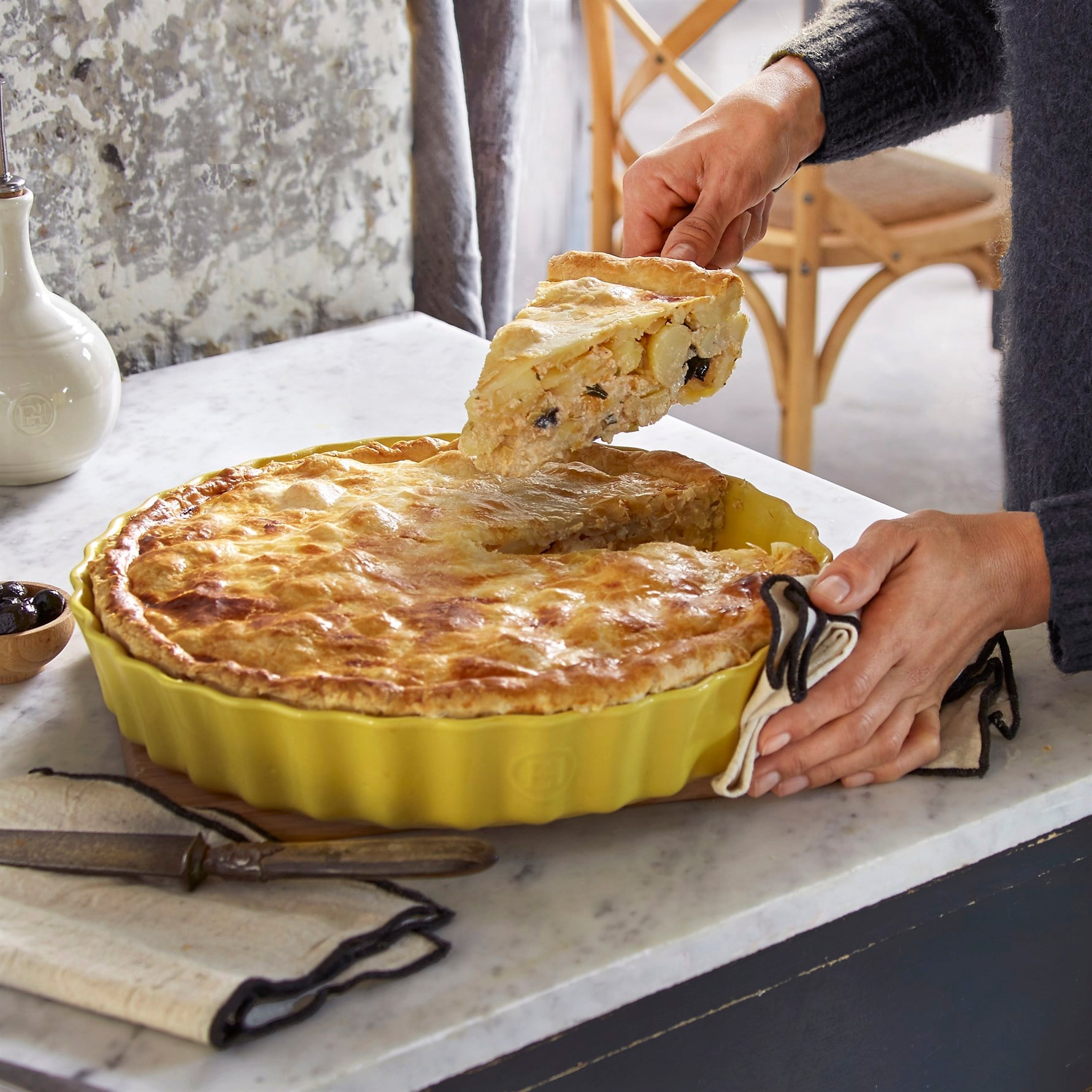 Emile Henry Tart-Börek-Flan Kabı Yuvarlak 32 cm Kırmızı/Burgundy -346032
