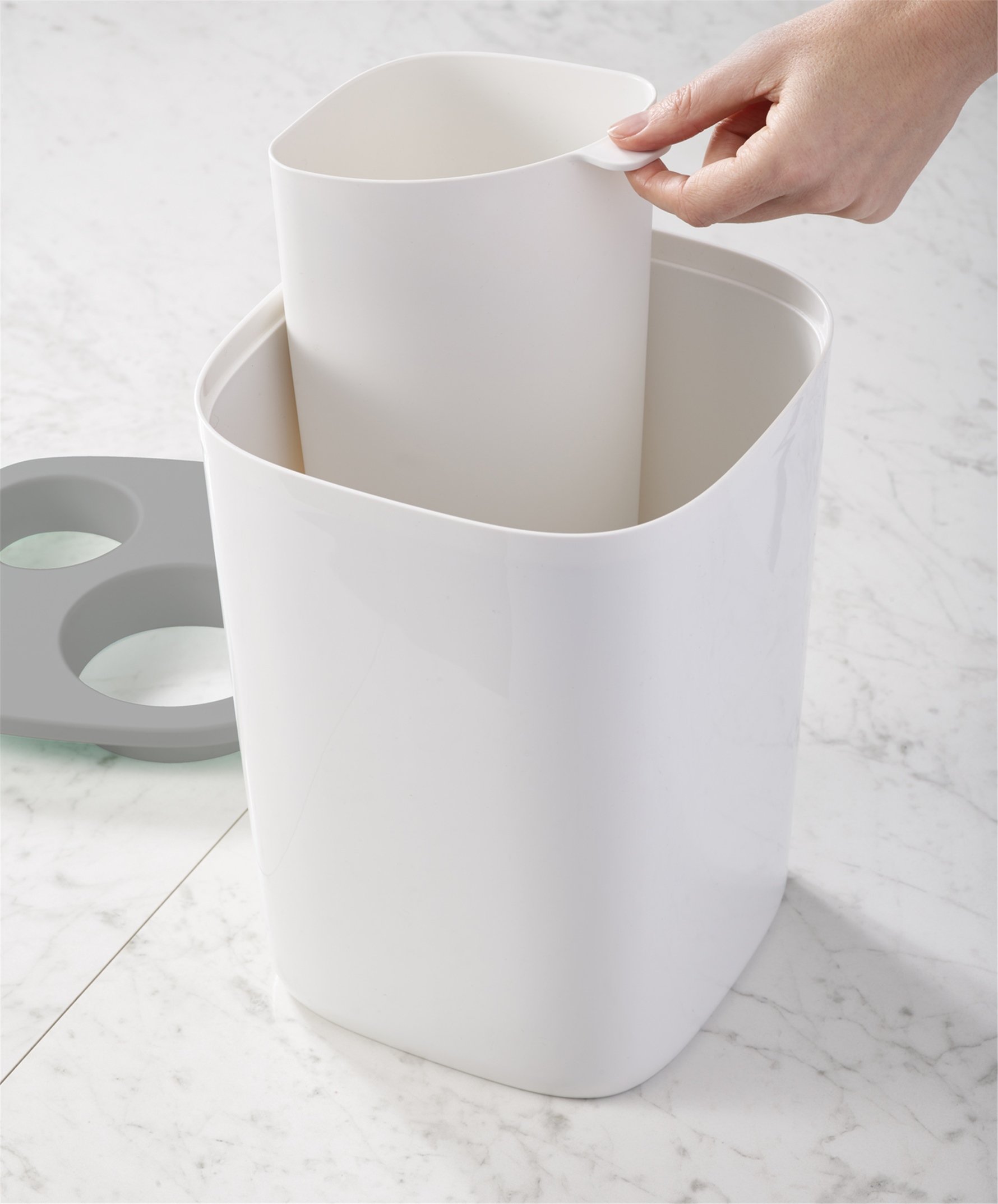 Joseph Joseph Split Banyo Atık Ayırma ve Geri Dönüşüm Kutusu 8 Litre Beyaz/Gri