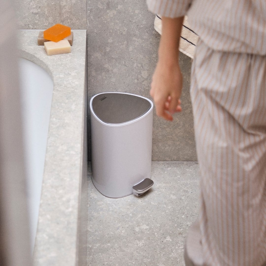 Joseph Joseph EasyStore 5 L Pedallı Çöp Kovası - Beyaz/ÇelikÇöp Kovaları