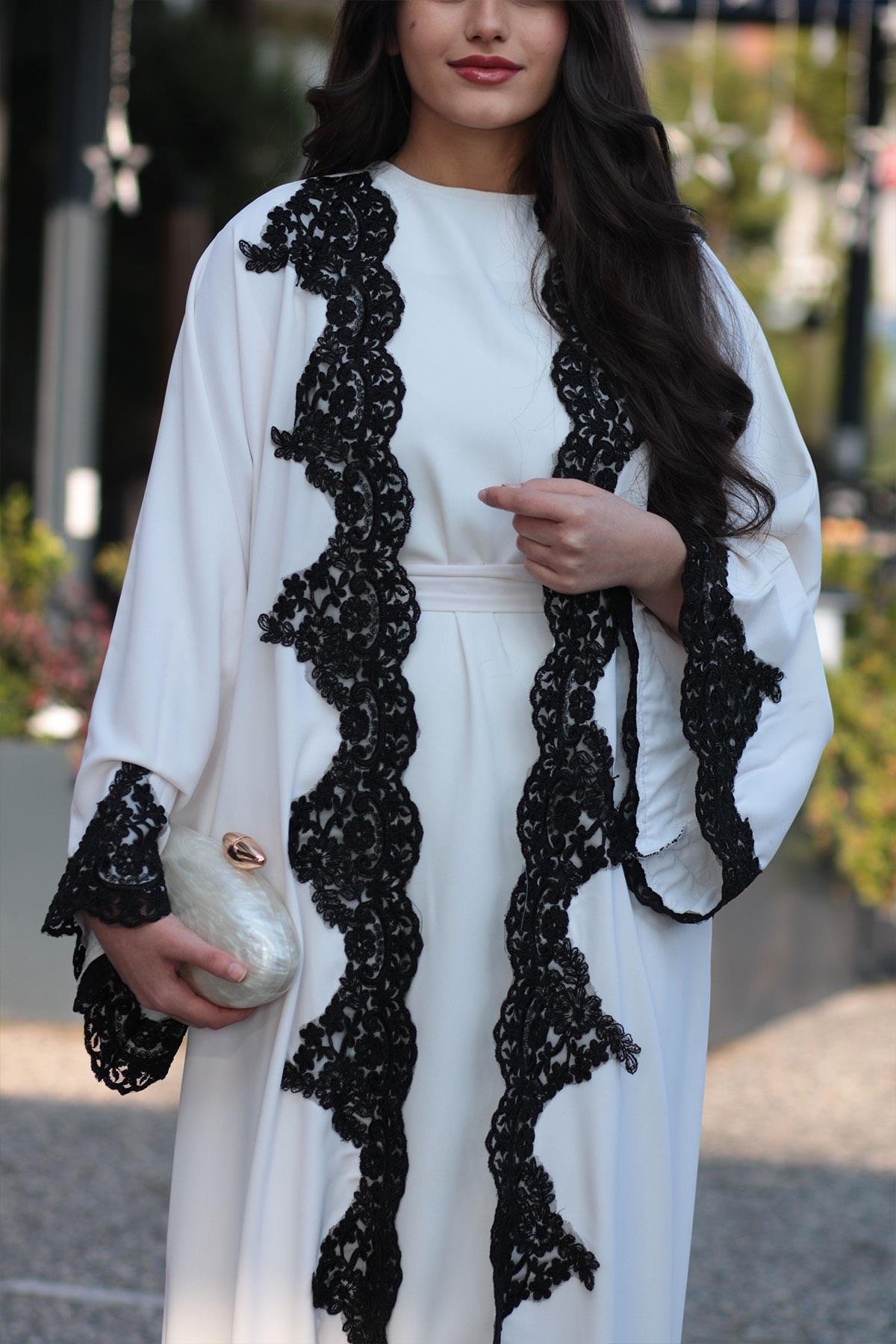 Beyaz Güpür Detaylı Abaya