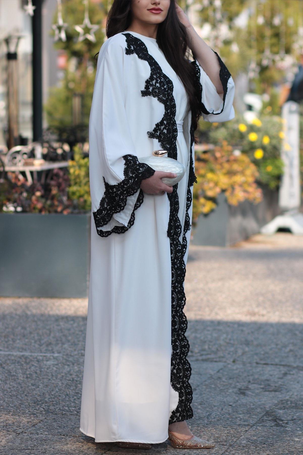 Beyaz Güpür Detaylı Abaya