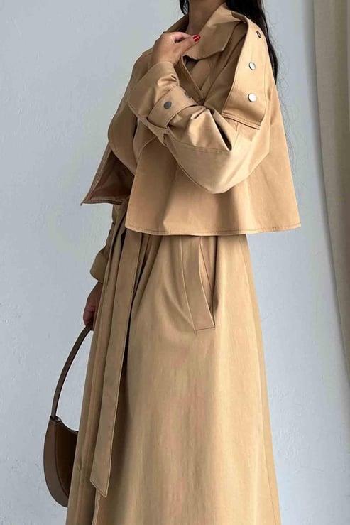 Camel Önü Kapaklı Çıtçıt Detaylı Trençkot