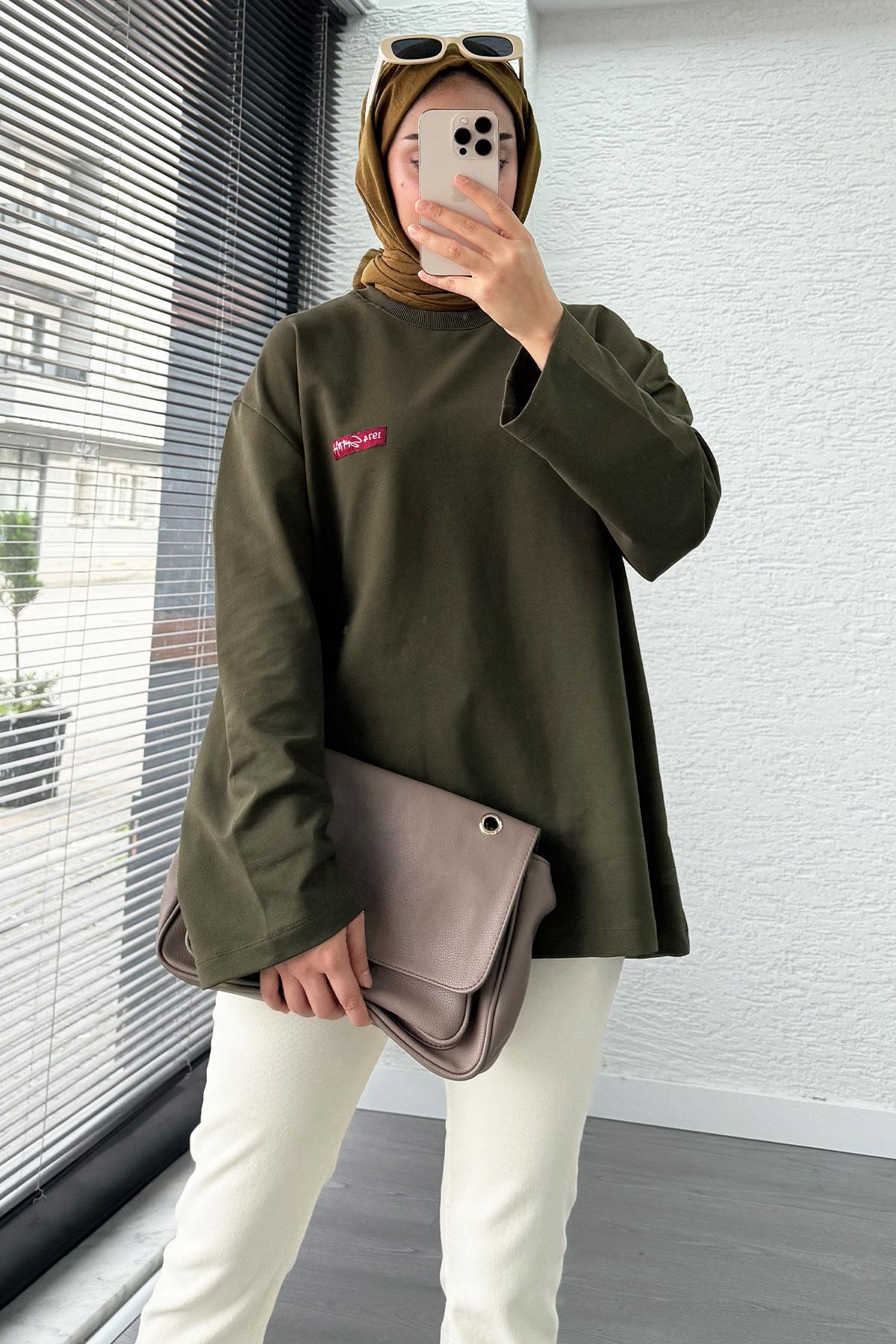 Etiket Detaylı Oversize Kadın Sweat – Haki