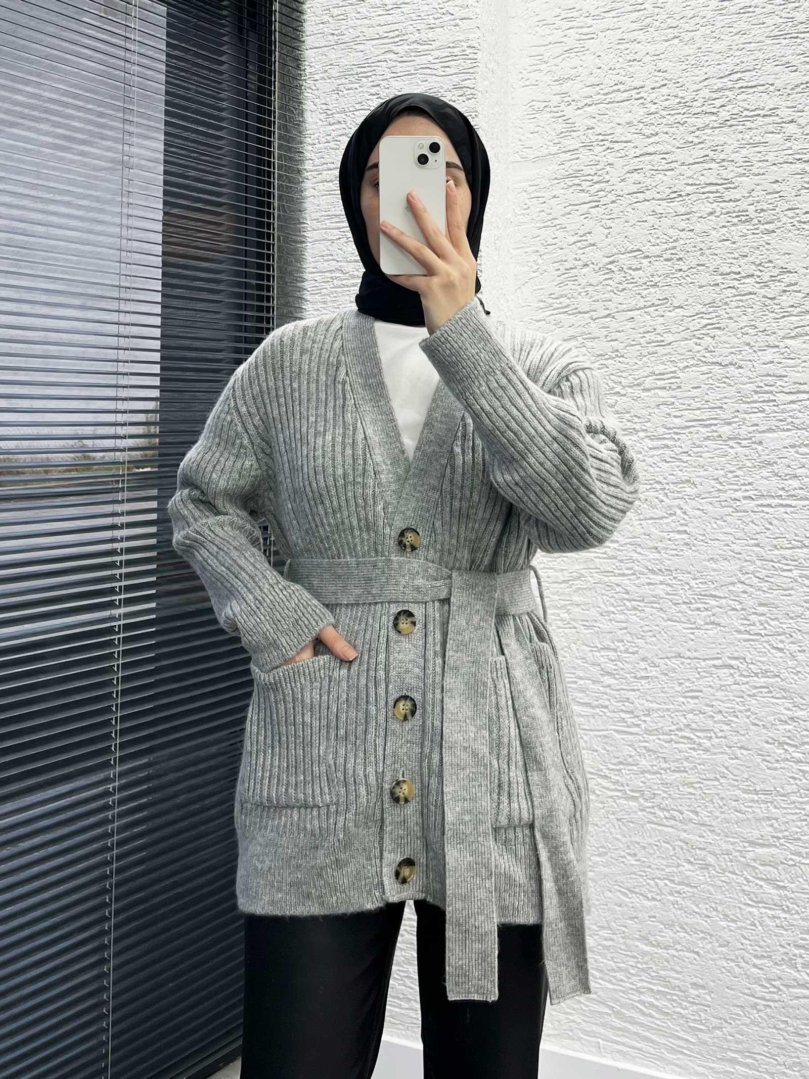 Gri Kadın Cepli Kemerli Düğmeli Triko Hırka