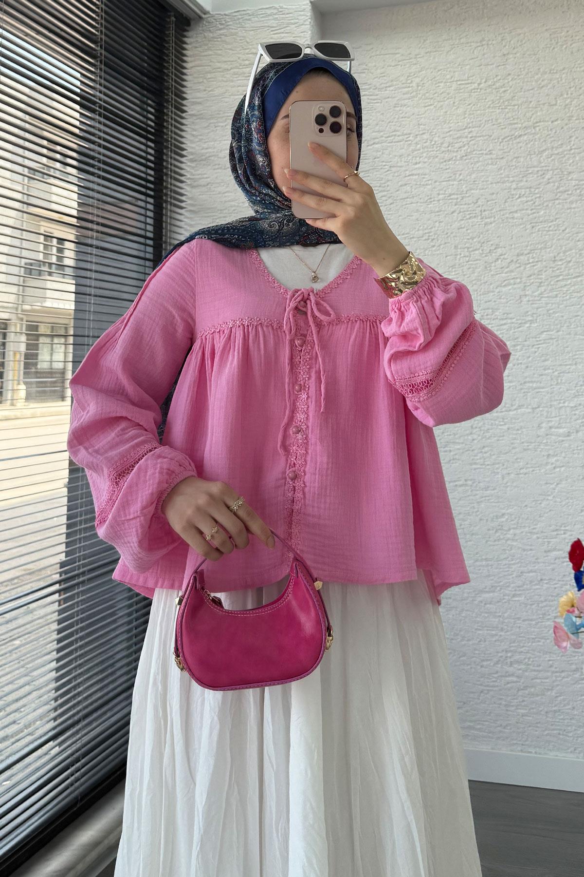 Güpür Detaylı Müslin Kısa Kimono – Pembe