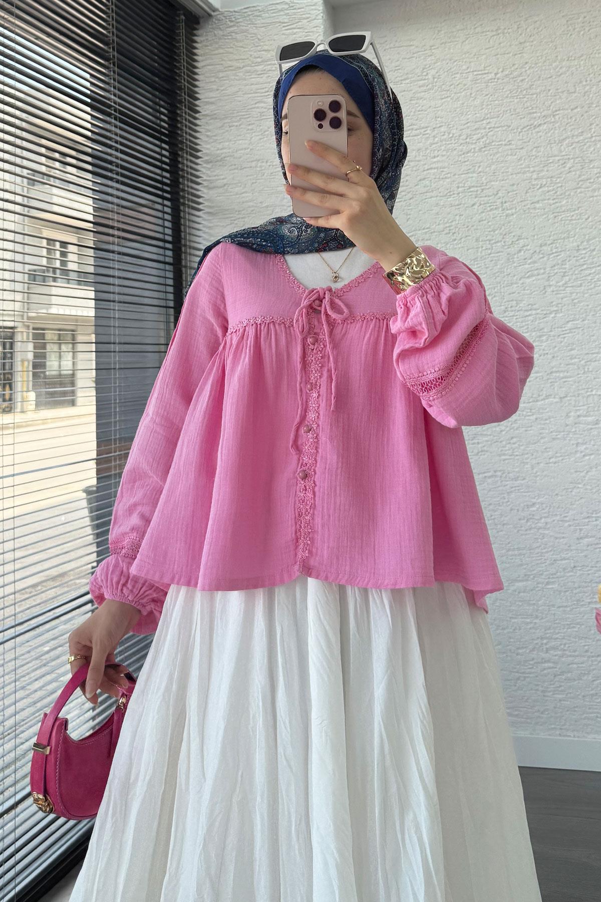 Güpür Detaylı Müslin Kısa Kimono – Pembe