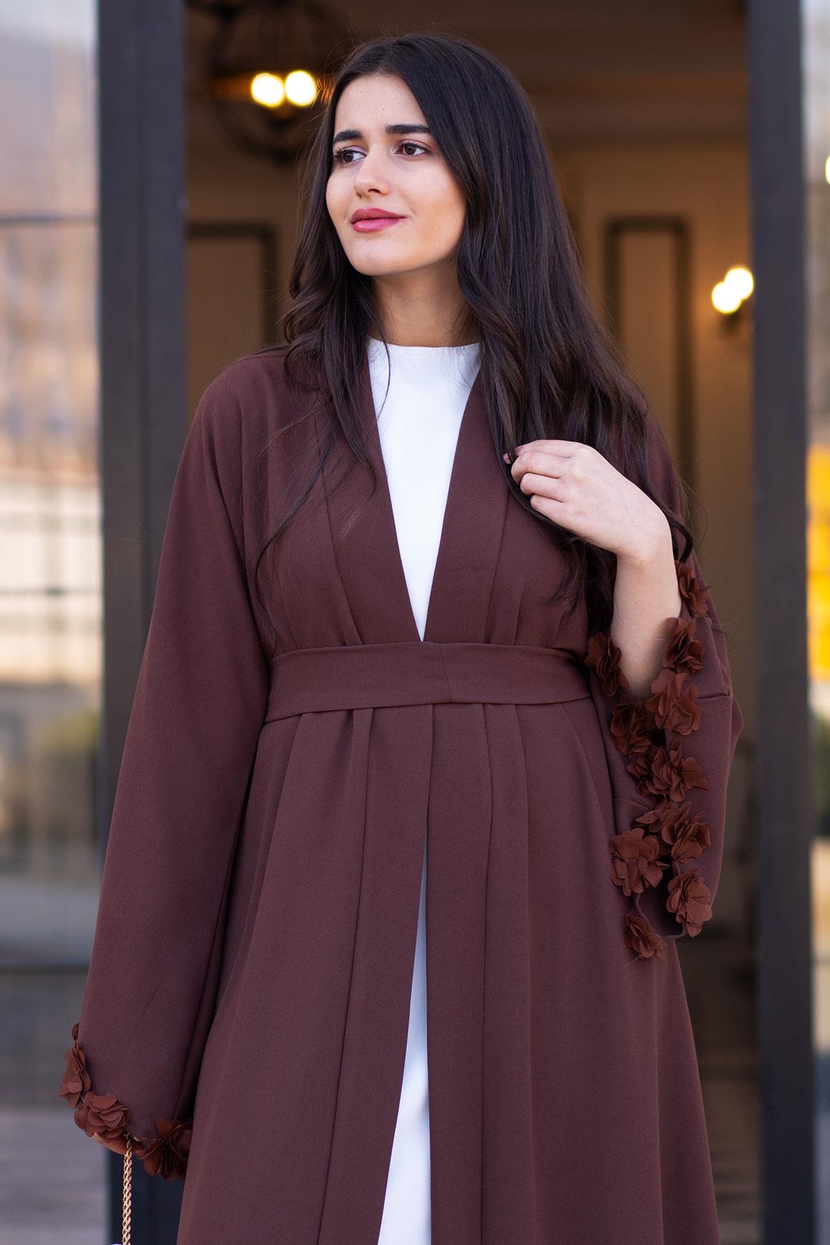 Kahverengi Kolu Çiçek Detaylı Zahra Abaya