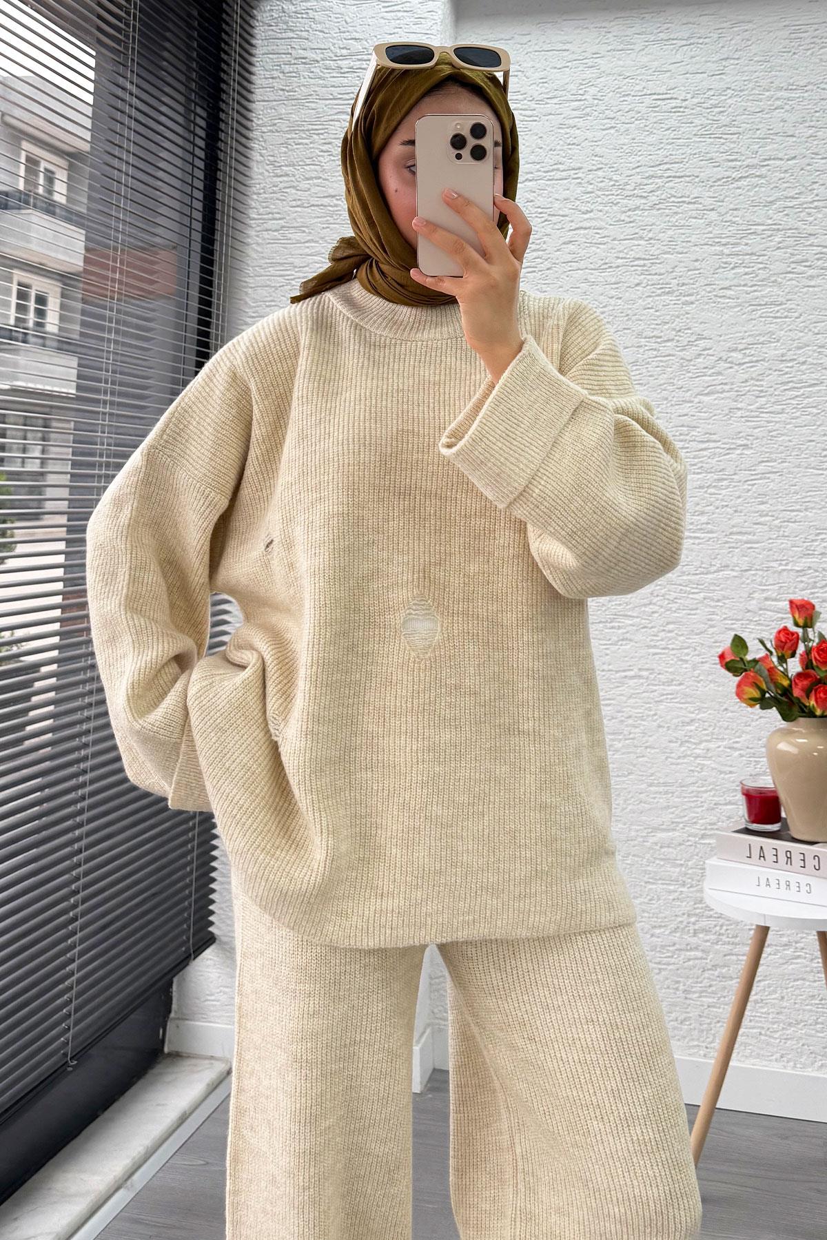 Kolu Katlı Yırtık Detaylı Tasarım Triko Takım – Krem