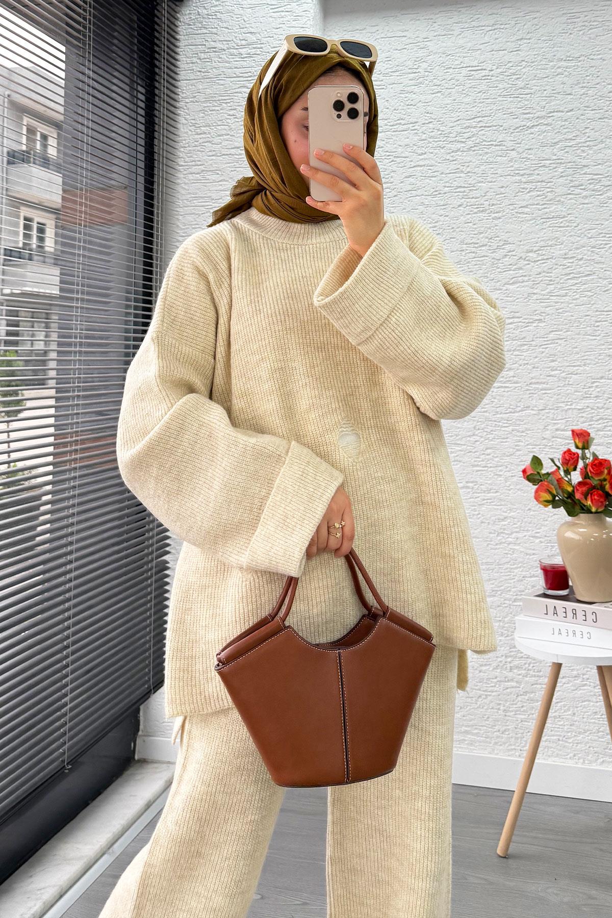 Kolu Katlı Yırtık Detaylı Tasarım Triko Takım – Krem