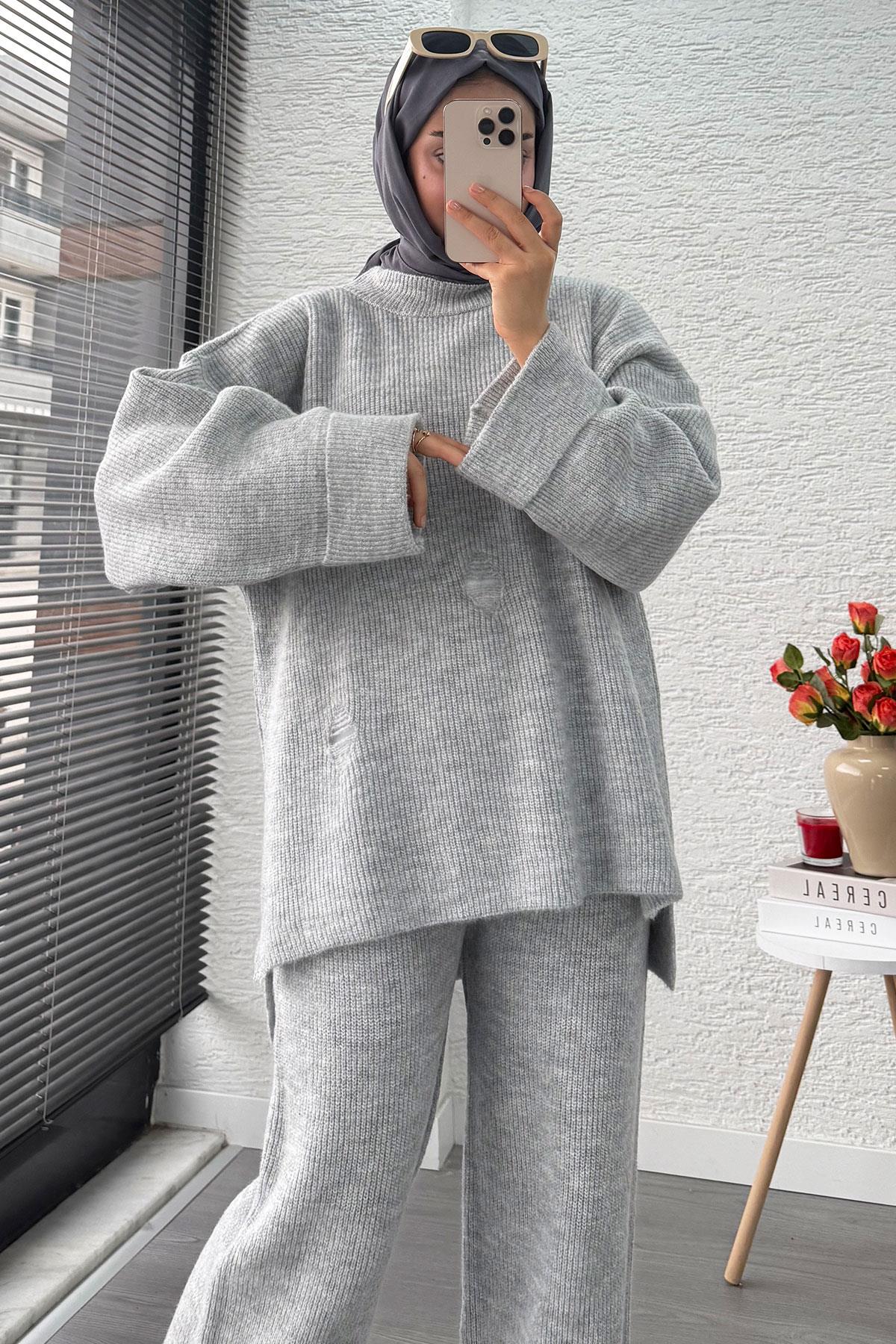 Kolu Katlı Yırtık Detaylı Tasarım Triko Takım – Gri