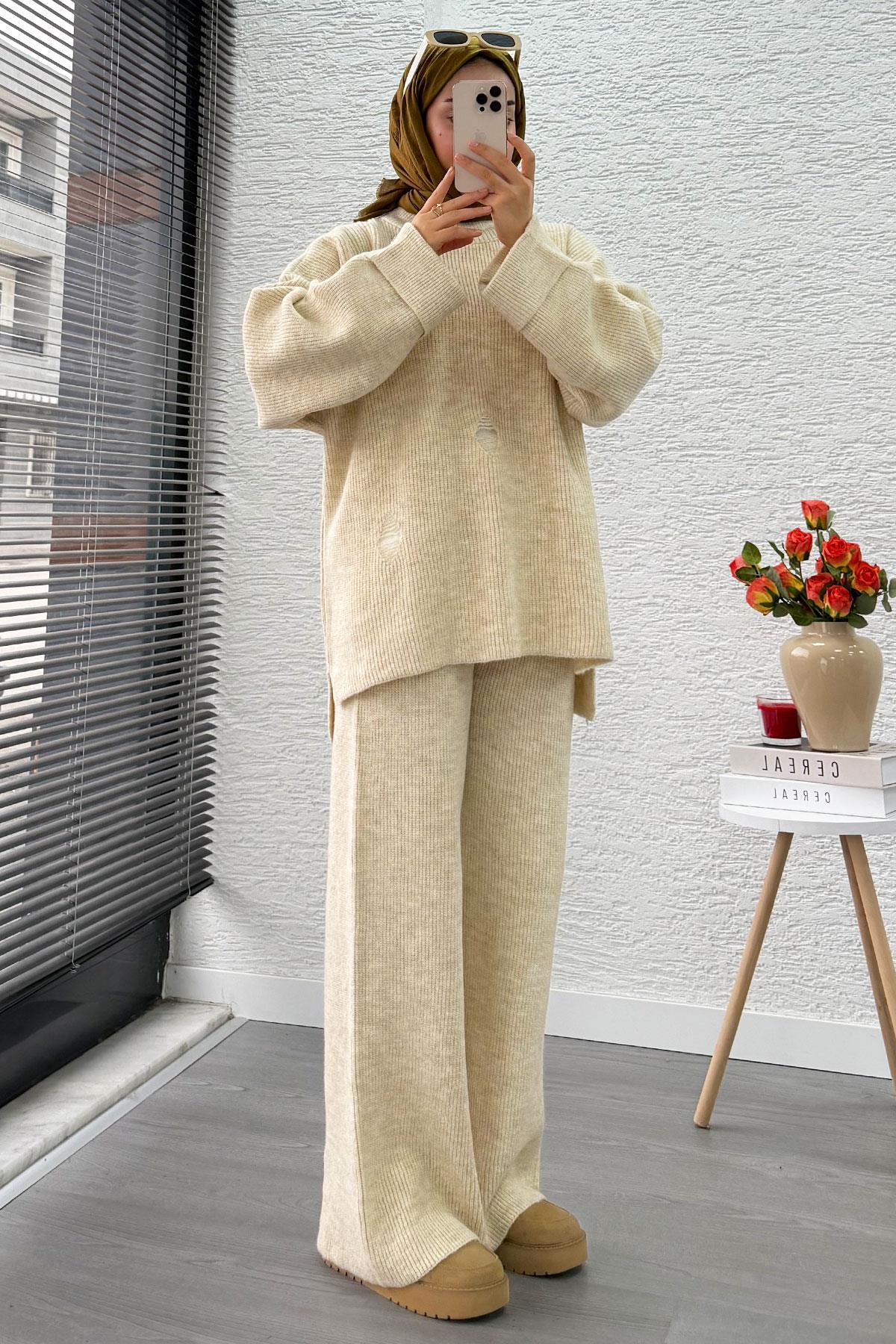 Kolu Katlı Yırtık Detaylı Tasarım Triko Takım – Krem