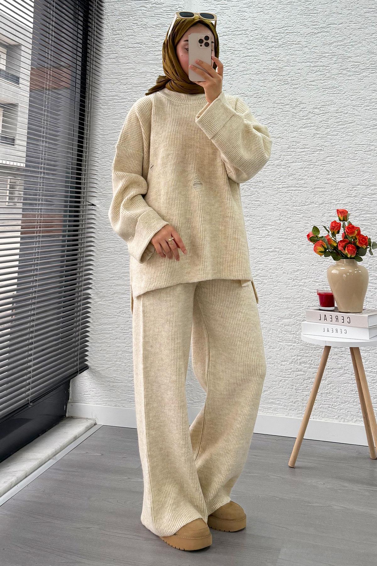 Kolu Katlı Yırtık Detaylı Tasarım Triko Takım – Krem