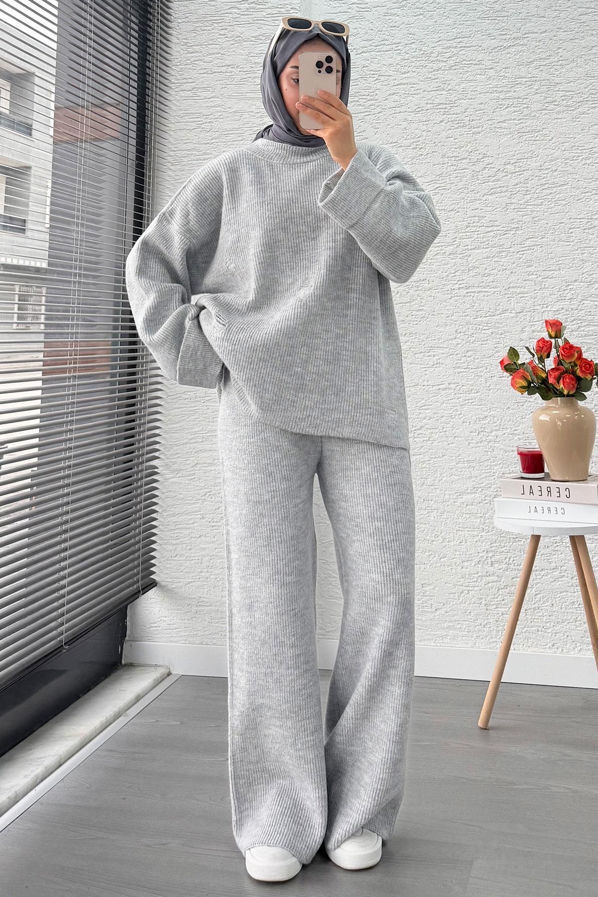 Kolu Katlı Yırtık Detaylı Tasarım Triko Takım – Gri