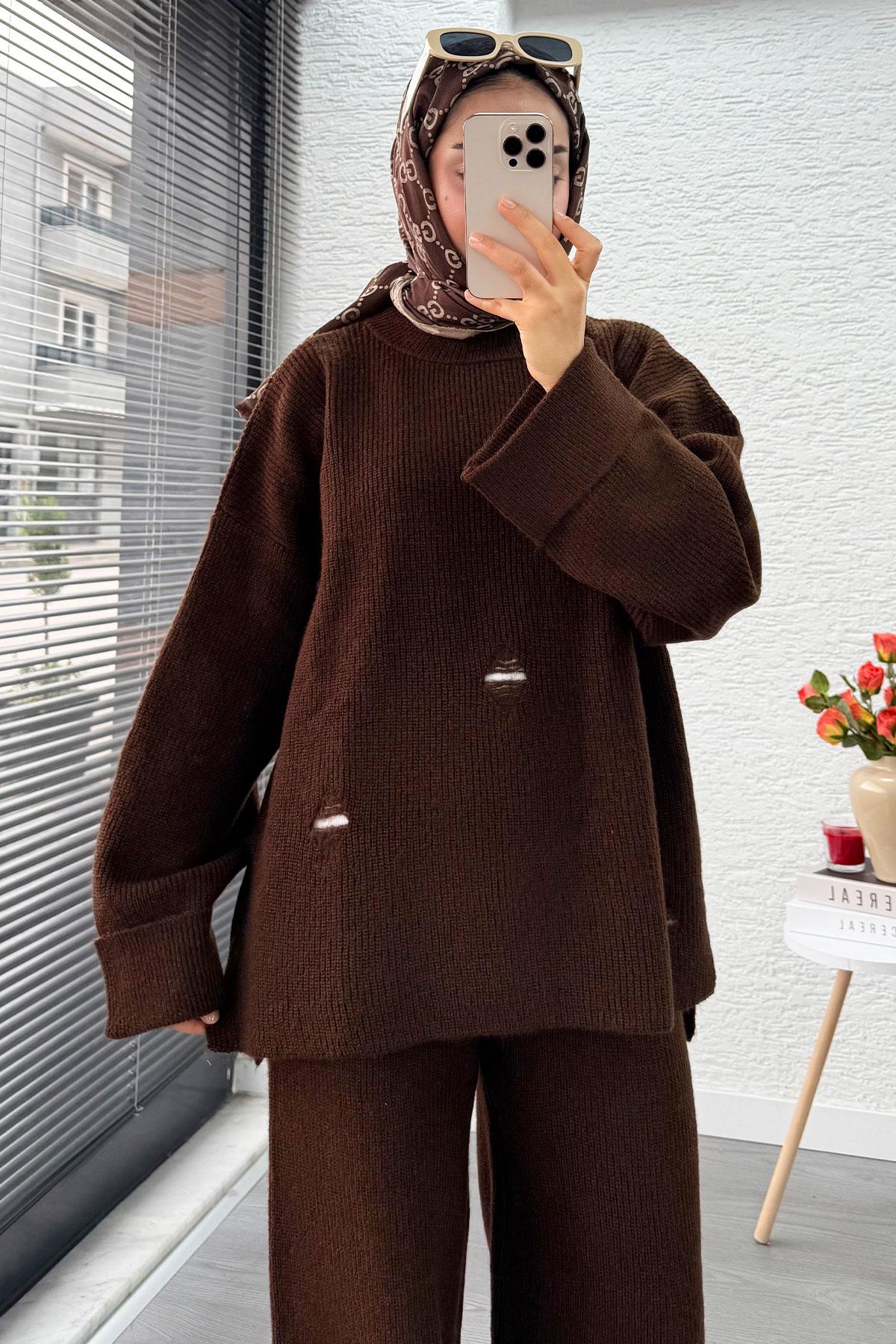 Kolu Katlı Yırtık Detaylı Tasarım Triko Takım – Kahverengi