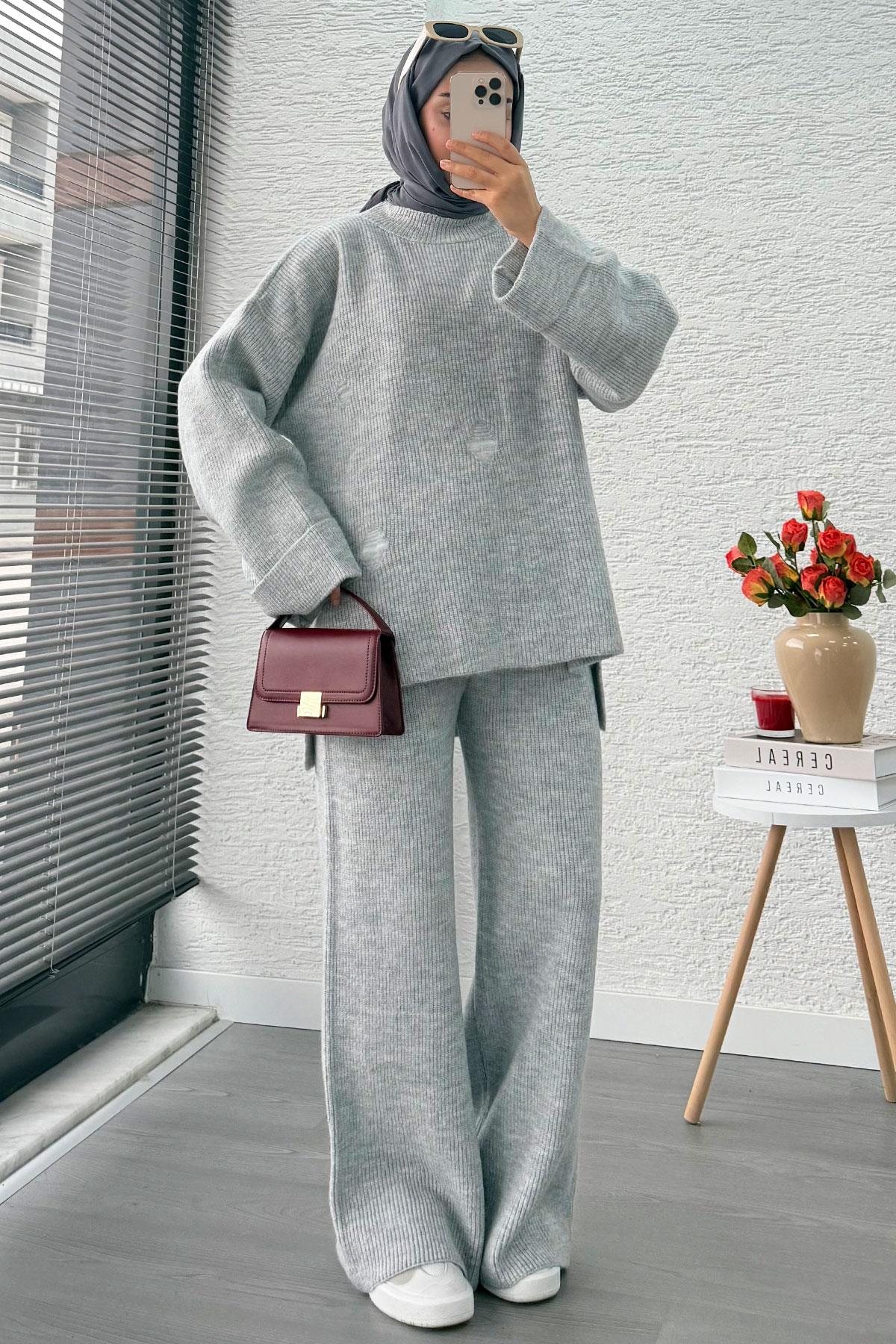 Kolu Katlı Yırtık Detaylı Tasarım Triko Takım – Gri