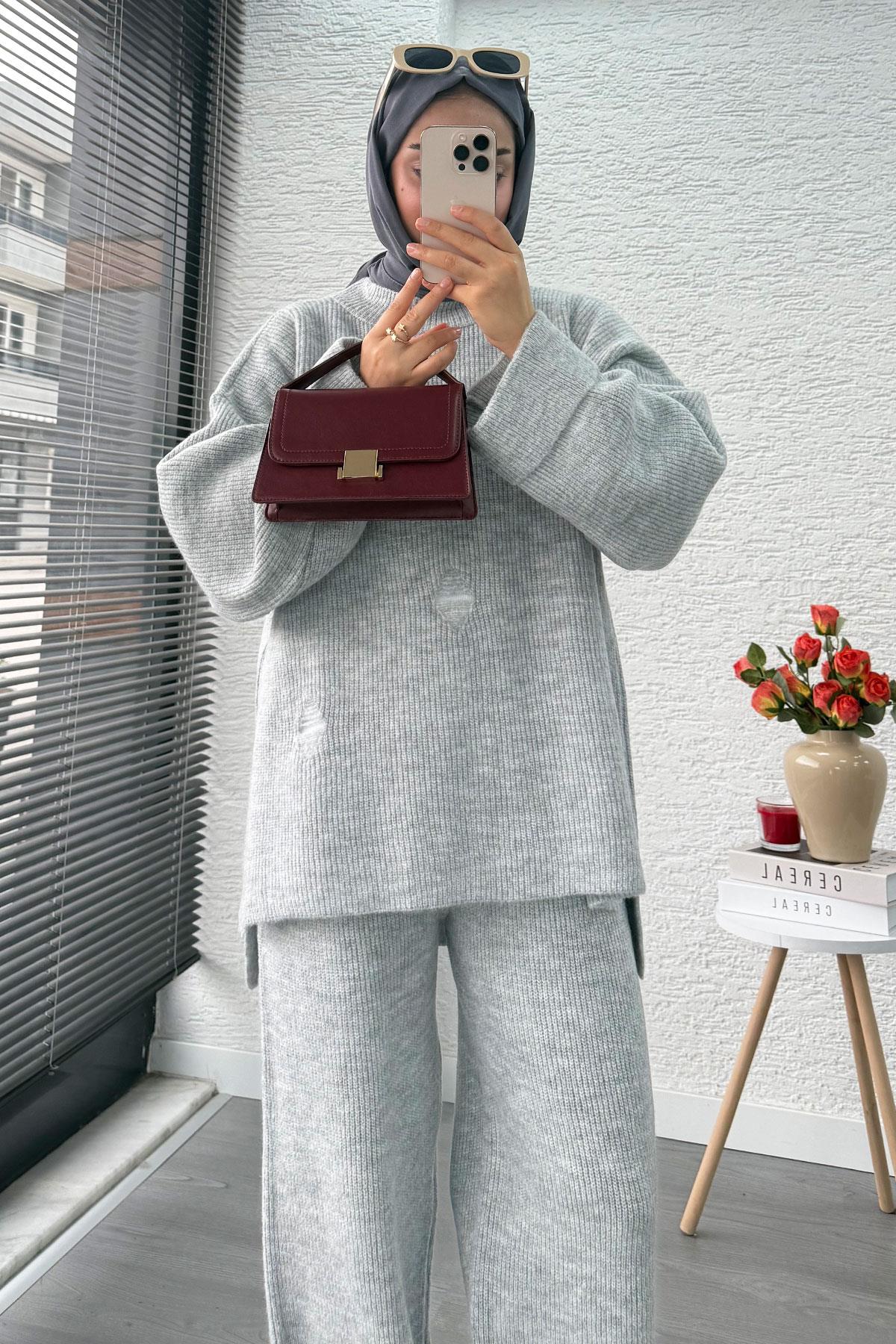 Kolu Katlı Yırtık Detaylı Tasarım Triko Takım – Gri