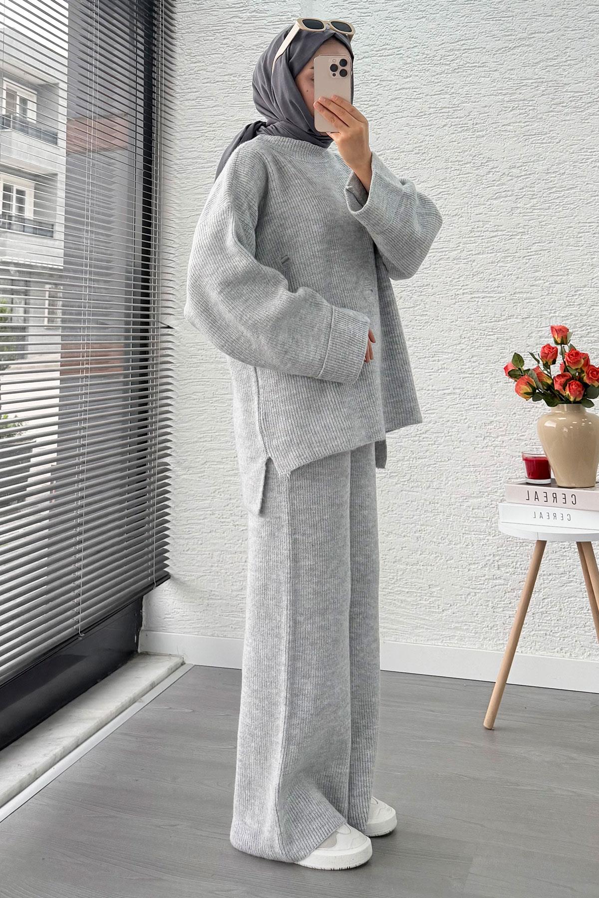 Kolu Katlı Yırtık Detaylı Tasarım Triko Takım – Gri