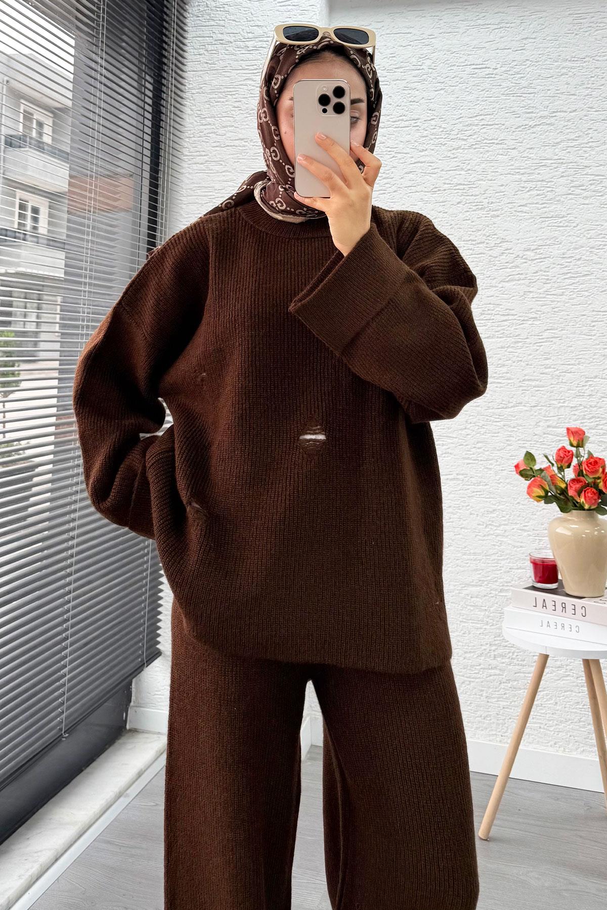 Kolu Katlı Yırtık Detaylı Tasarım Triko Takım – Kahverengi