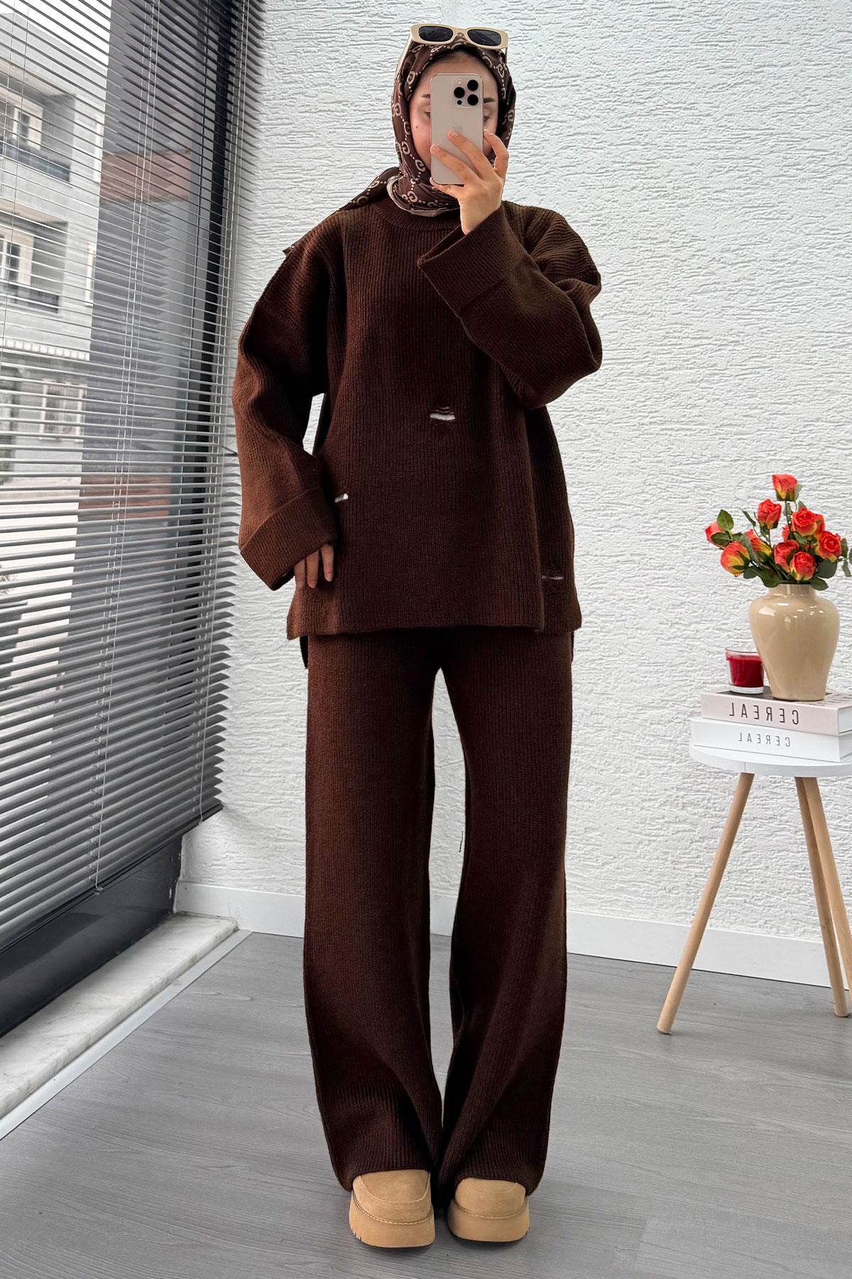 Kolu Katlı Yırtık Detaylı Tasarım Triko Takım – Kahverengi