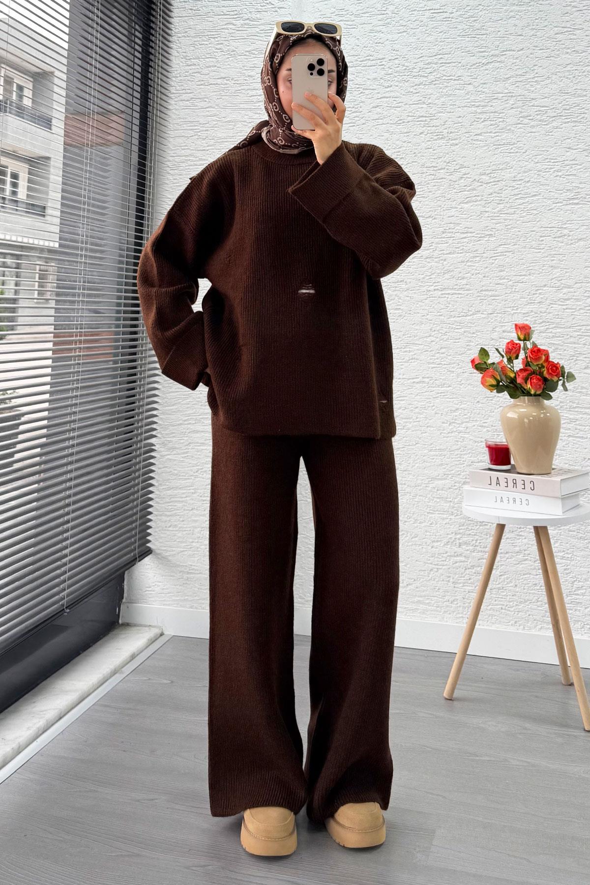 Kolu Katlı Yırtık Detaylı Tasarım Triko Takım – Kahverengi