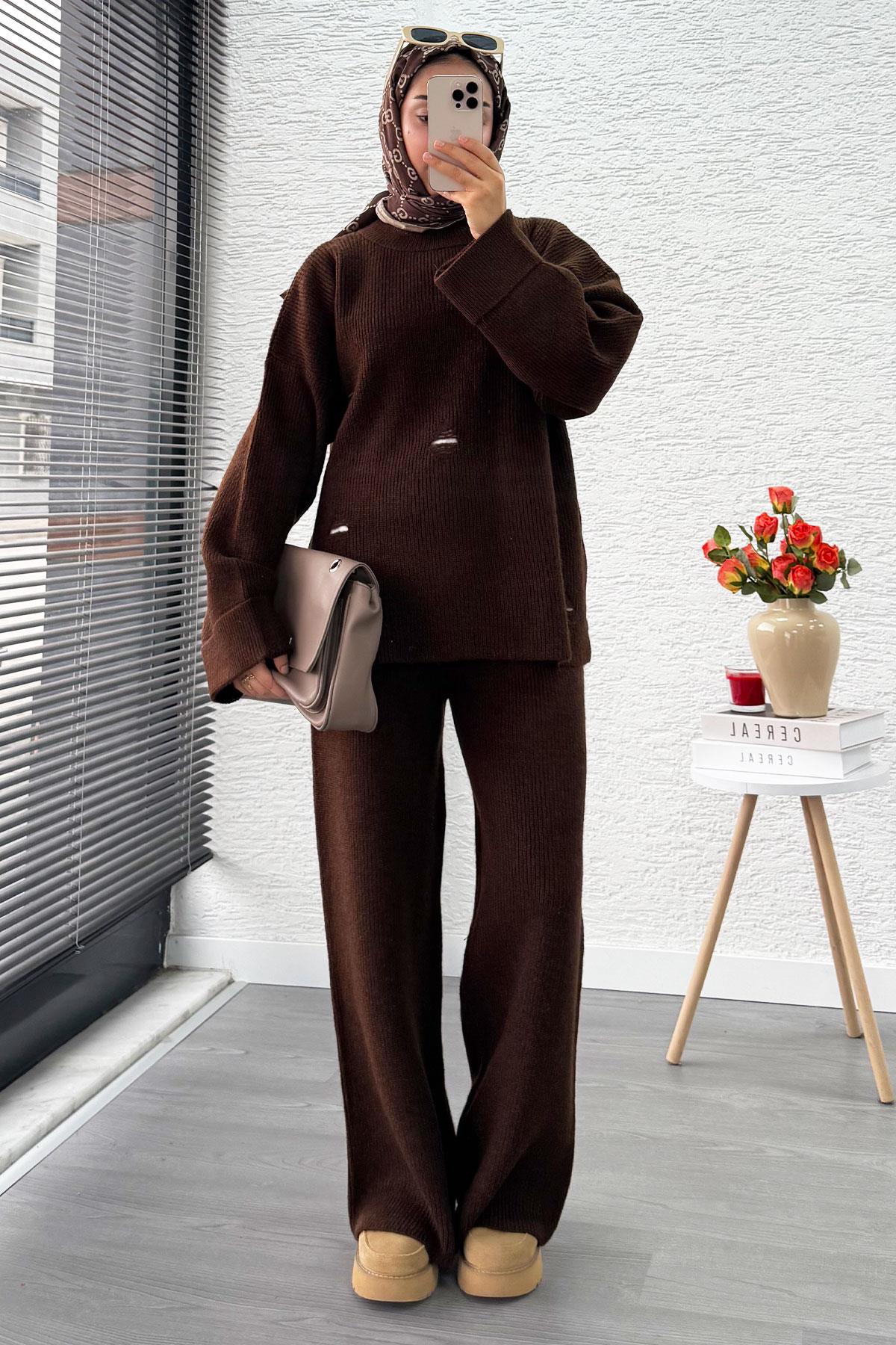 Kolu Katlı Yırtık Detaylı Tasarım Triko Takım – Kahverengi