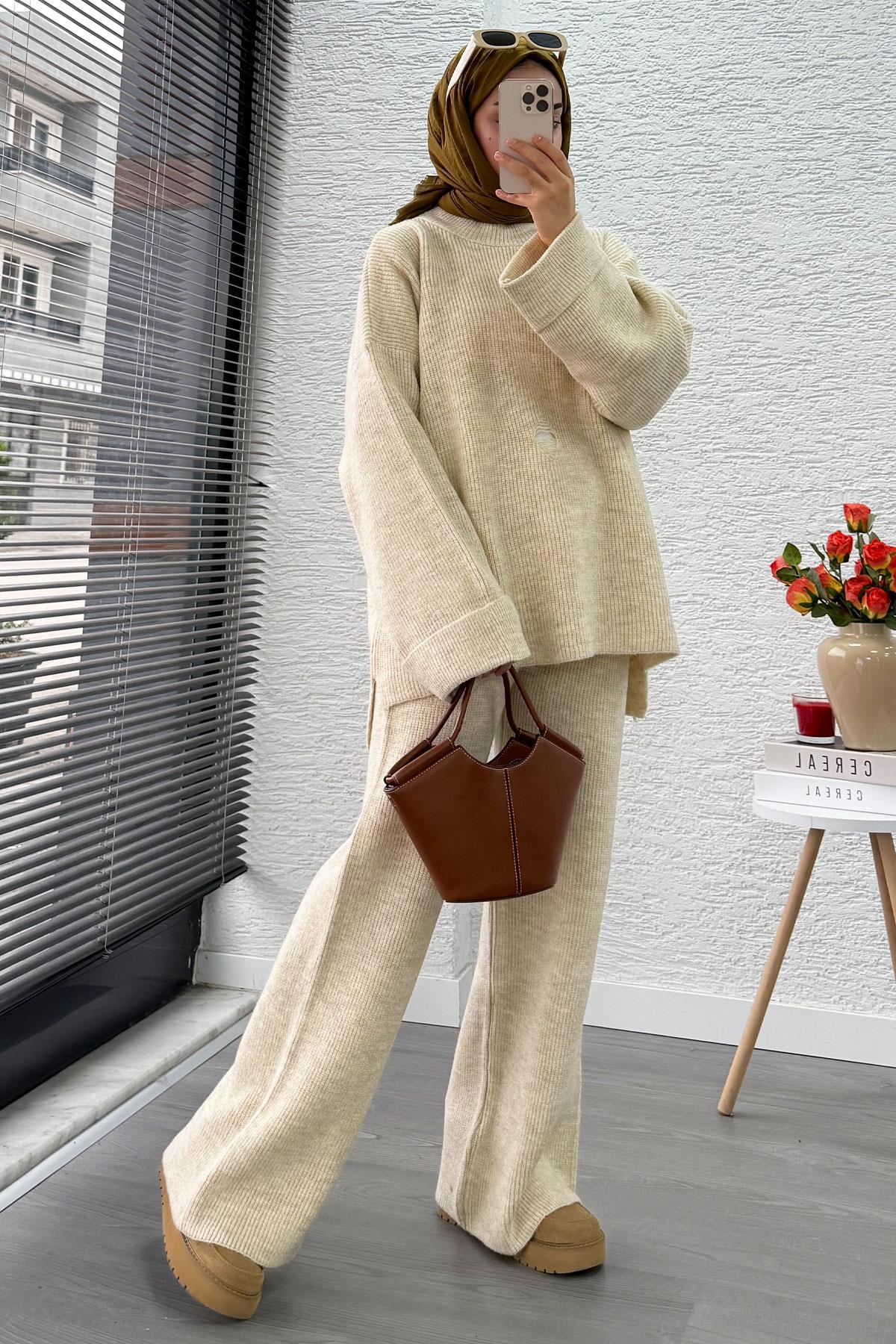 Kolu Katlı Yırtık Detaylı Tasarım Triko Takım – Krem