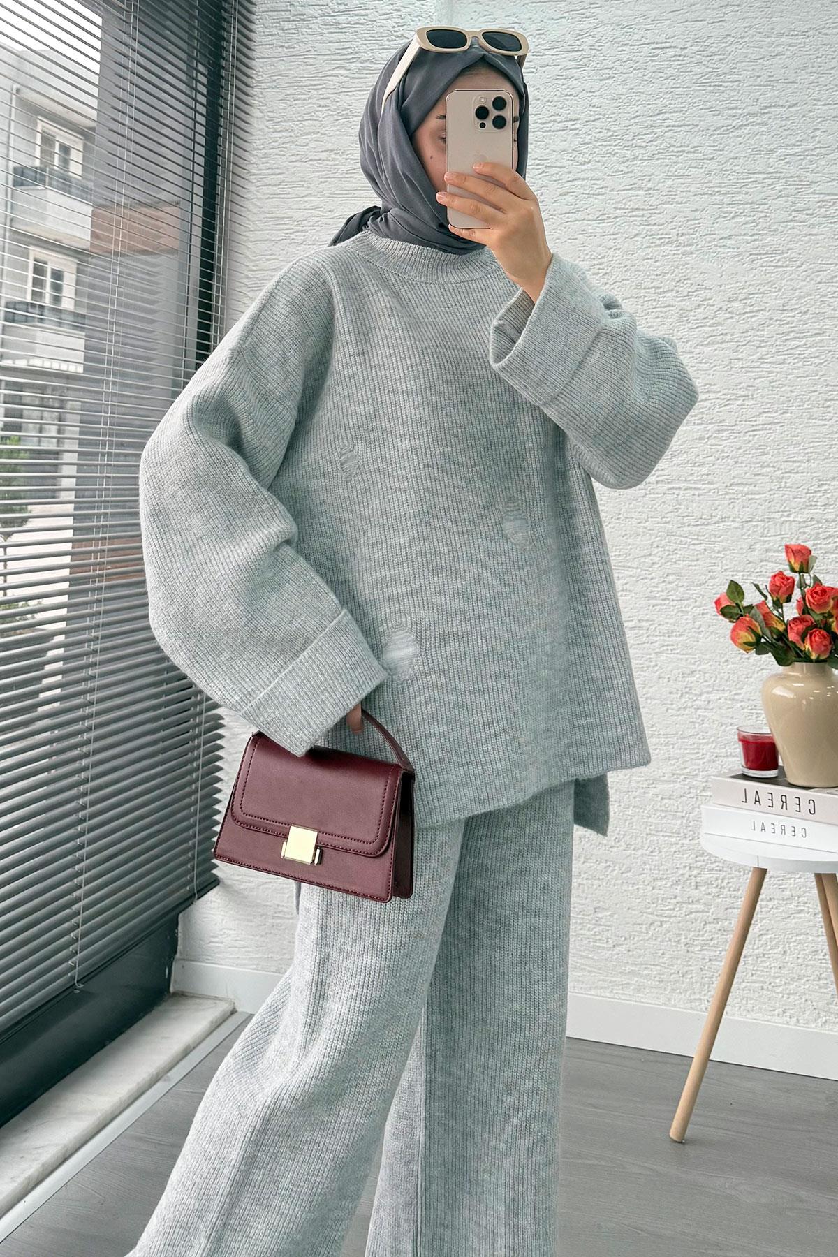 Kolu Katlı Yırtık Detaylı Tasarım Triko Takım – Gri