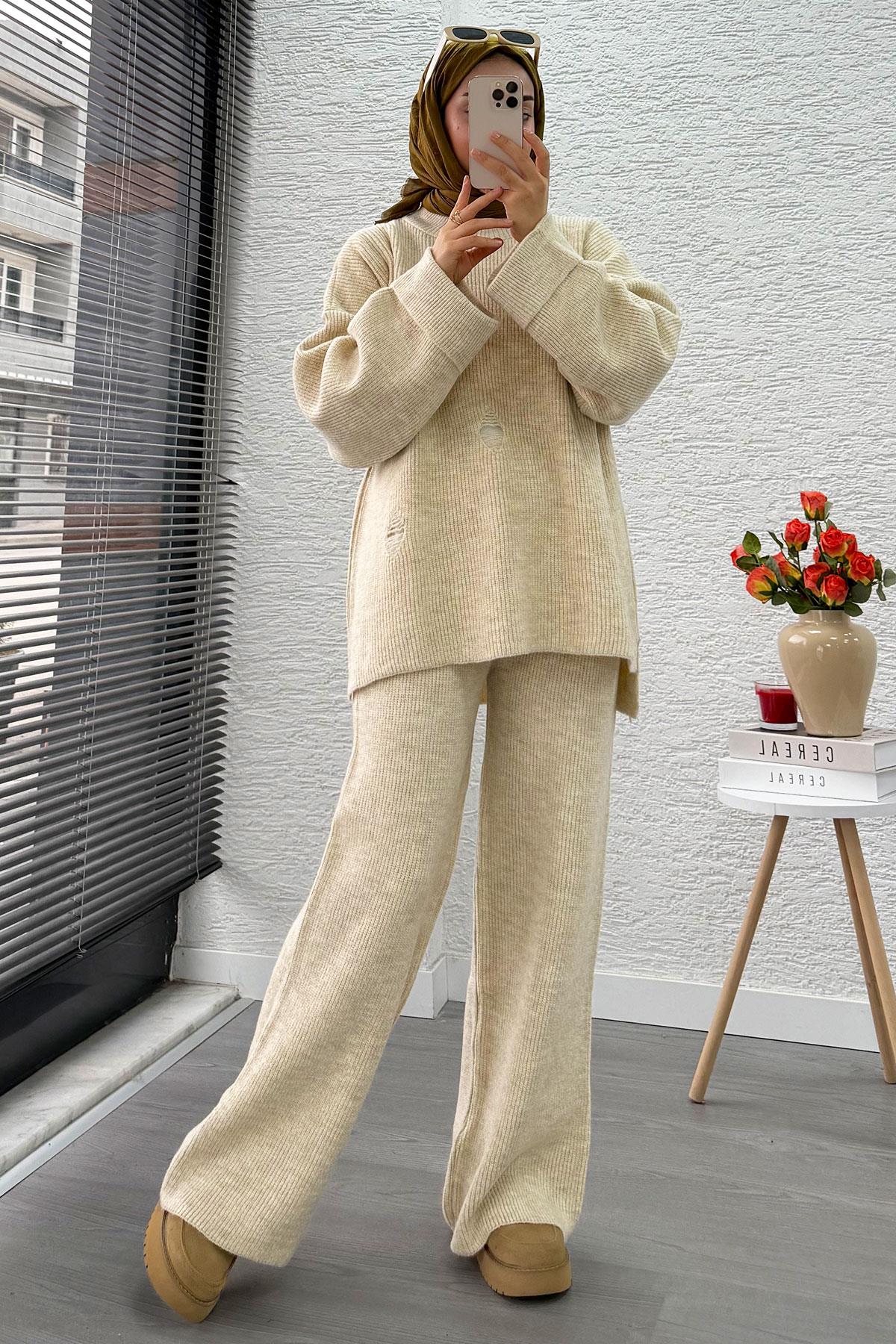 Kolu Katlı Yırtık Detaylı Tasarım Triko Takım – Krem