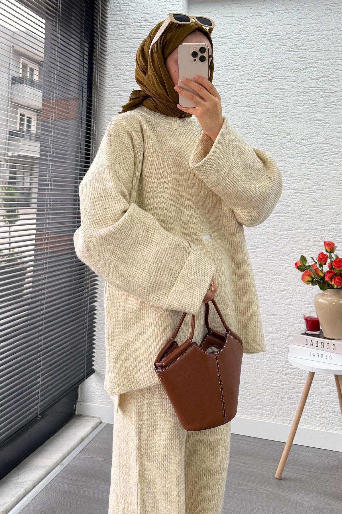 Kolu Katlı Yırtık Detaylı Tasarım Triko Takım – Krem