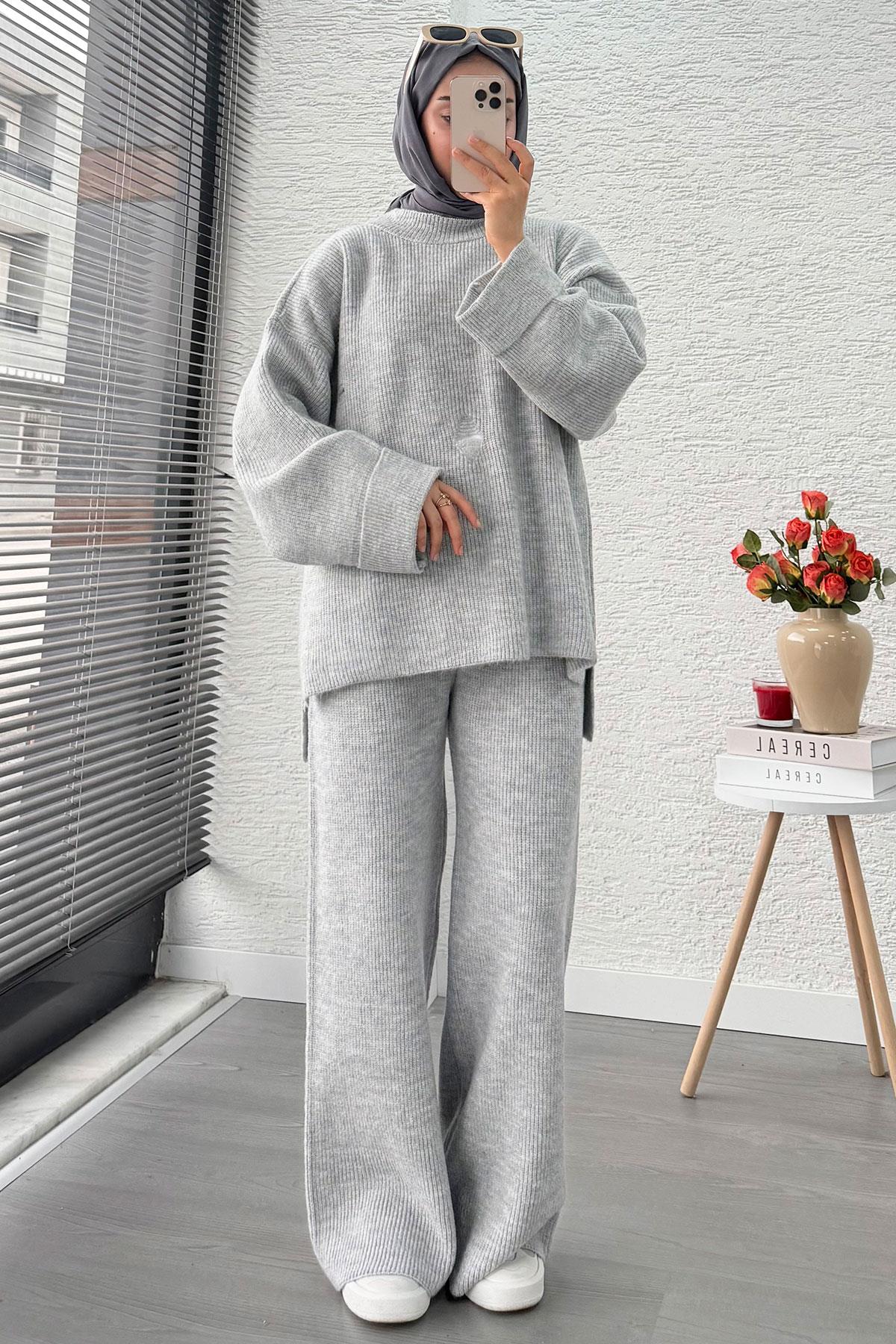 Kolu Katlı Yırtık Detaylı Tasarım Triko Takım – Gri