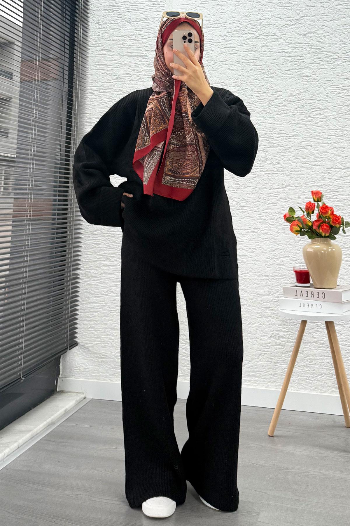 Kolu Katlı Yırtık Detaylı Tasarım Triko Takım – Siyah