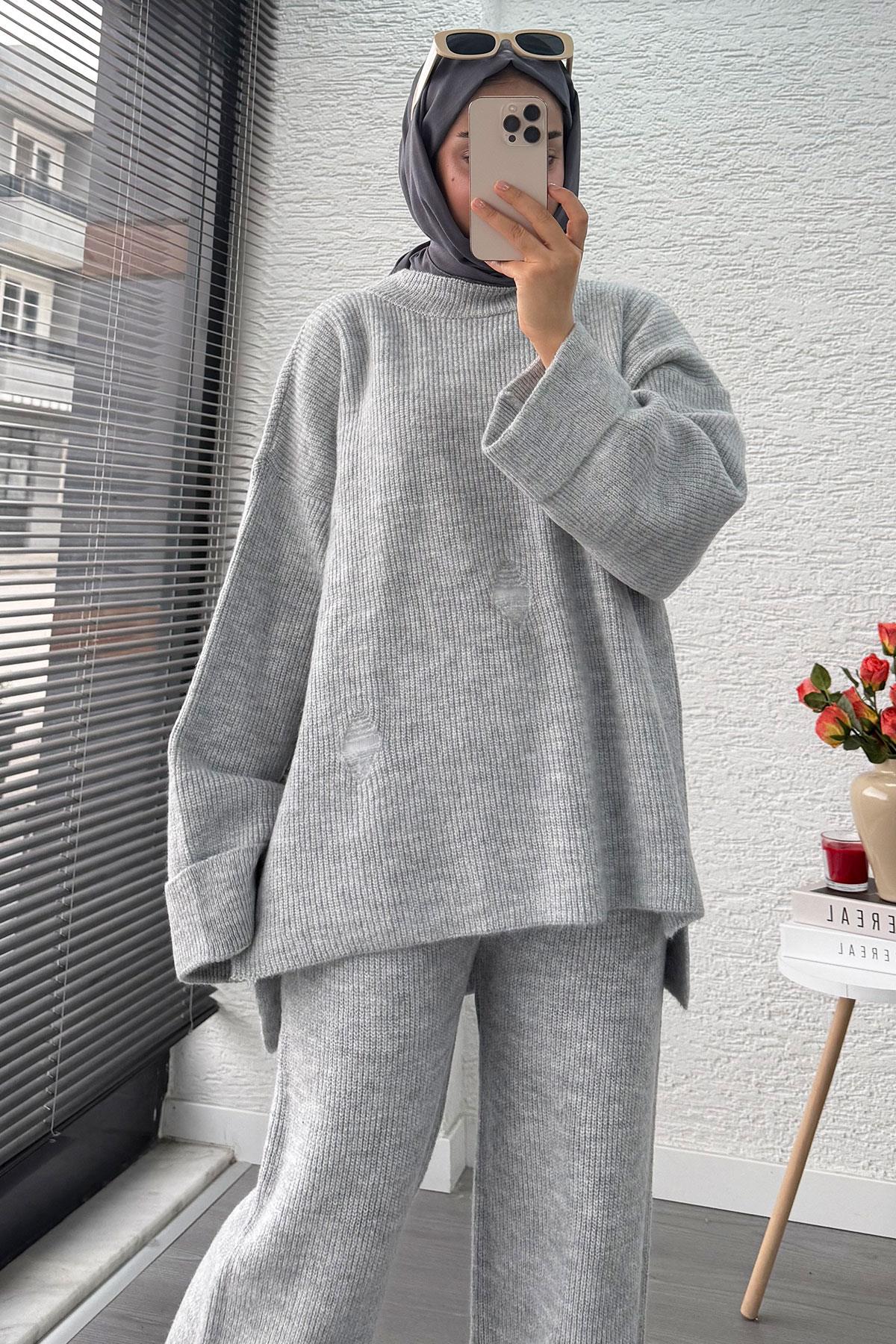 Kolu Katlı Yırtık Detaylı Tasarım Triko Takım – Gri