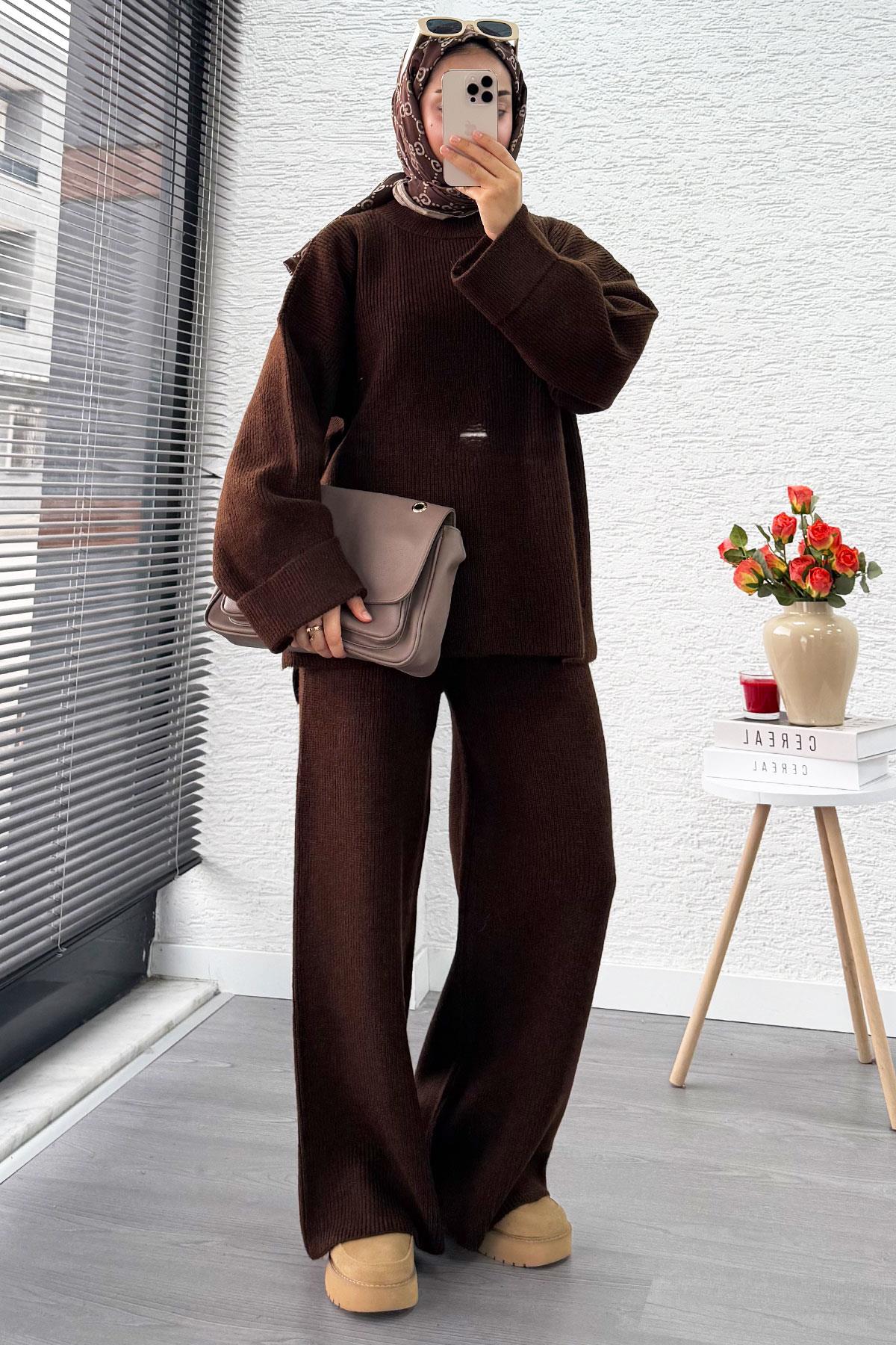 Kolu Katlı Yırtık Detaylı Tasarım Triko Takım – Kahverengi