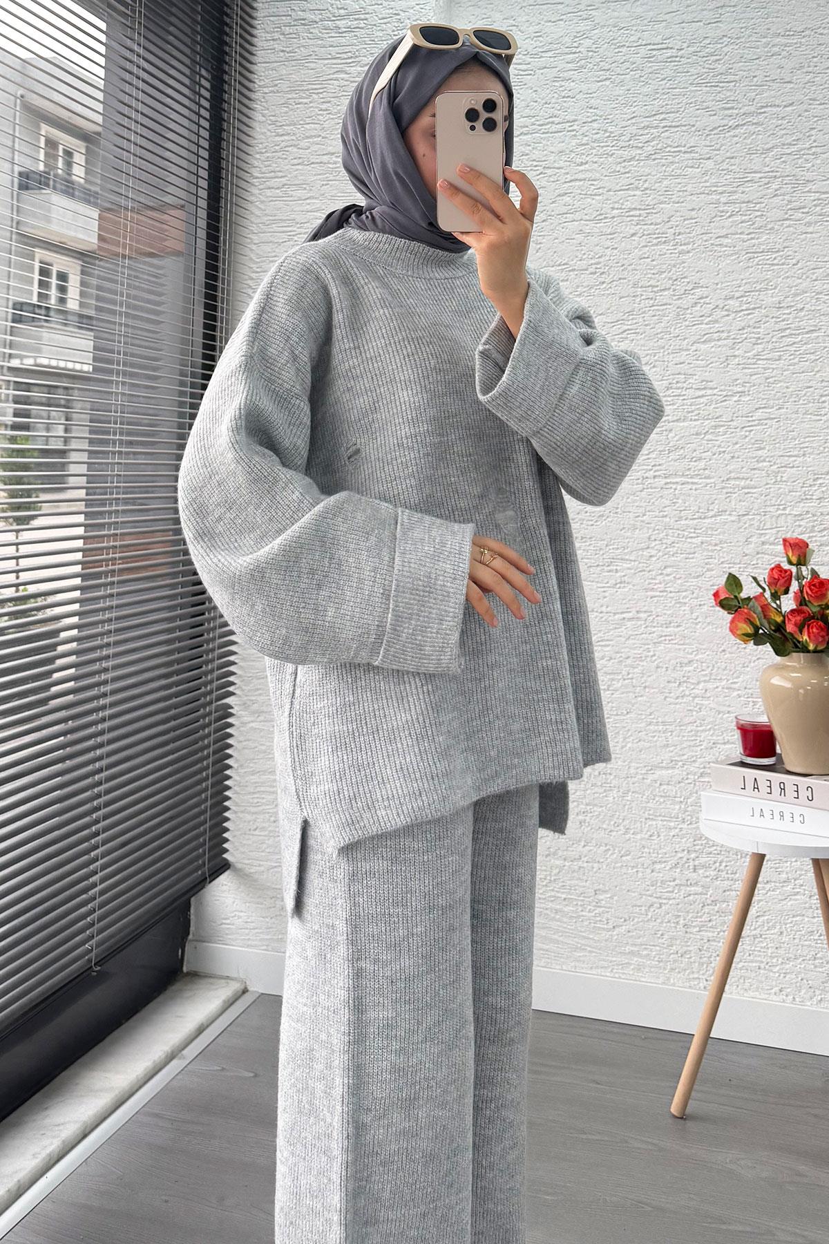 Kolu Katlı Yırtık Detaylı Tasarım Triko Takım – Gri