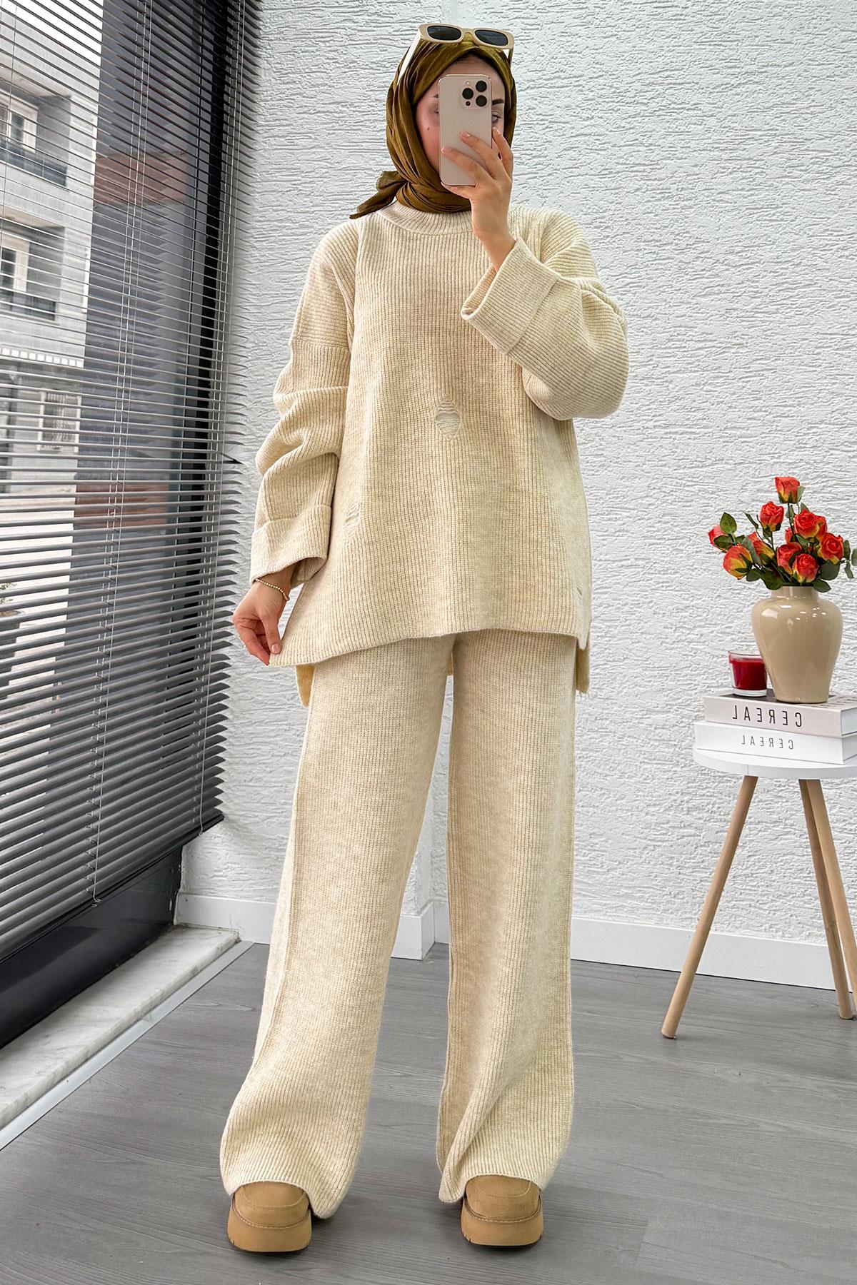 Kolu Katlı Yırtık Detaylı Tasarım Triko Takım – Krem