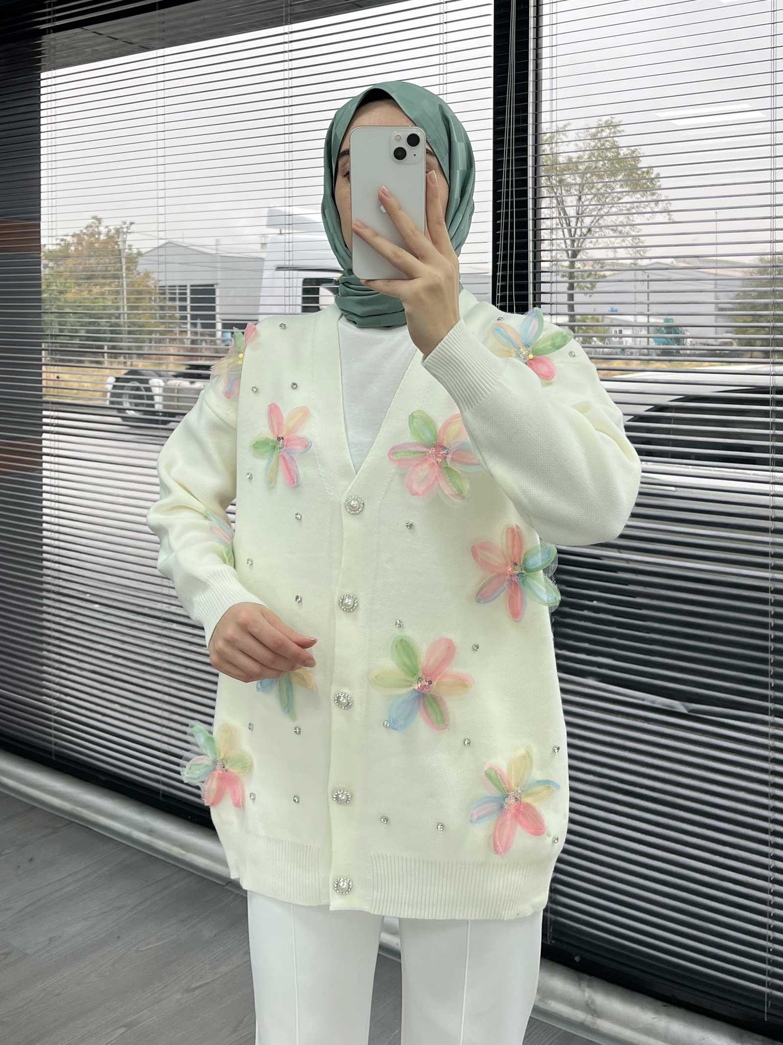 Krem Şık Çiçek Detaylı Kadın Hırka